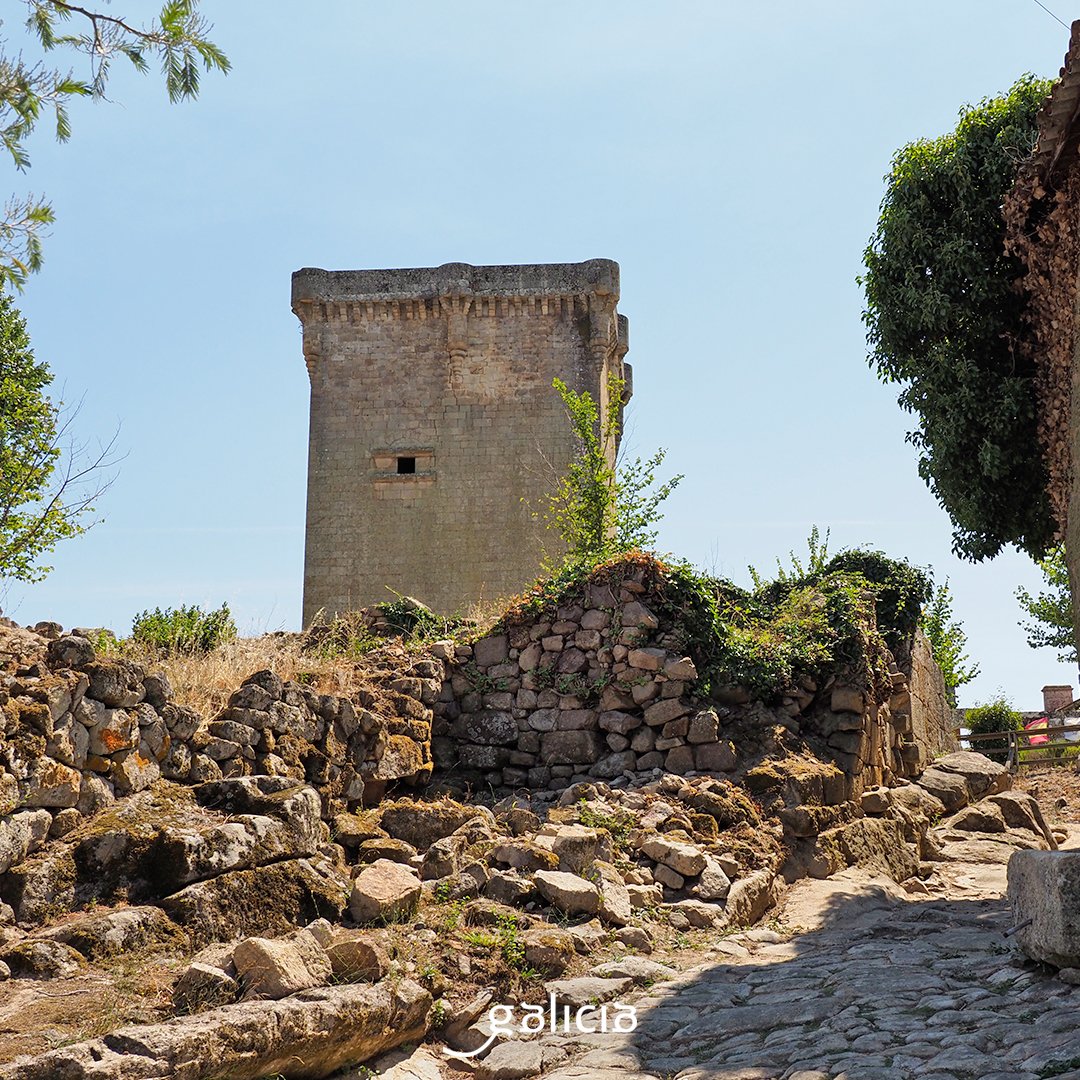 🏰 O palacio fortaleza de Monterrei, tamén coñecido como Castelo de Monterrei, é a acrópole máis grande de Galicia. 👀 No seu interior podes percorrer unha ponte levadiza, a Torre da Homenaxe, a Torre das Damas, o Palacio dos Condes e ata unha igrexa. Imos? #Galicia #Ourense