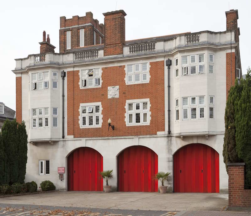 It's #FireFactsFriday time - this month it's 110 years since Hendon Fire Station opened! Architect Herbert Welch had been influenced by the local Urban Council offices which had been designed in the Arts & Crafts style. @LFBMuseum have more here orlo.uk/MT4pw @LFBBarnet