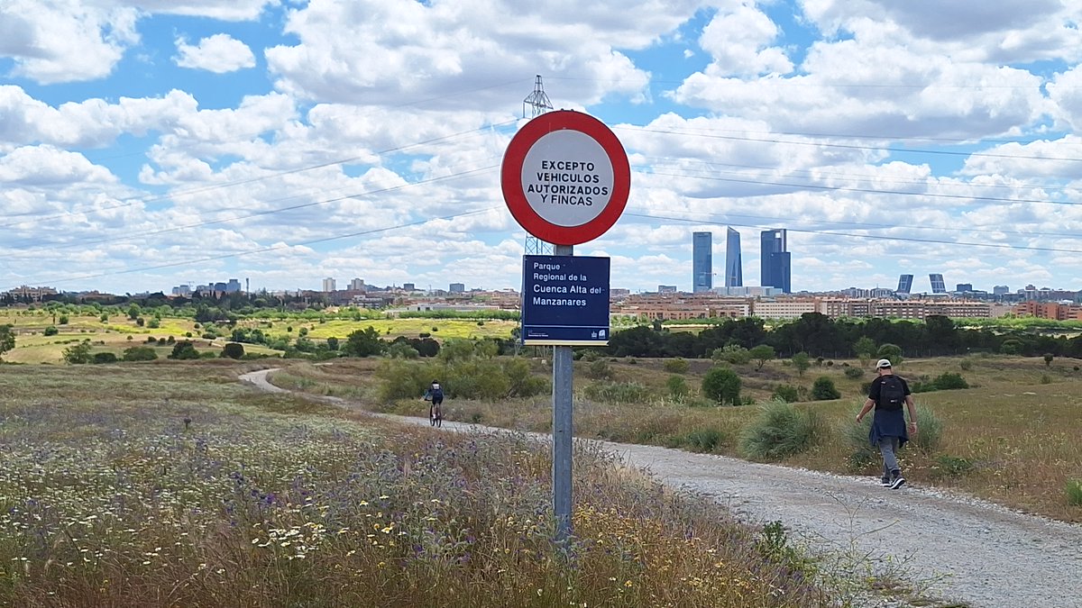 AVMontecarmelo's tweet photo. 🆘Desde #Montecarmelo denunciamos: el Ayto @MADRID planea una central para basura y camiones pegada a un parque natural 🆘

Es el Parque Regional de la Cuenca Alta del #Manzanares, "gran reserva natural" según la @ComunidadMadrid. AYUDA, @CarlosNovilloPi 

#DíaEuropeoDeLosParques https://t.co/ak7iO62d2w