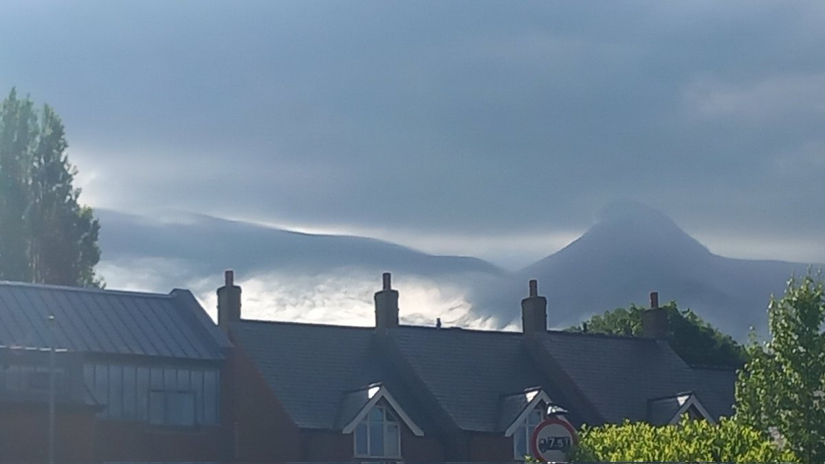 @Joannechocolat Have you ever seen this before? The clouds looked like a mountain range one morning