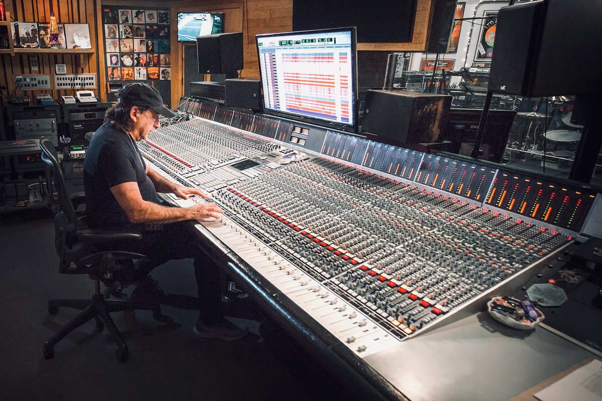 Submit your track for a chance to have it mixed by Chris Lord-Alge!

Upload your productions: community.mwtm.com by May 26. 
Please note that any featured artists or personnel must consent for their track to be used in the video presentation.

Open to Pro and Access members.