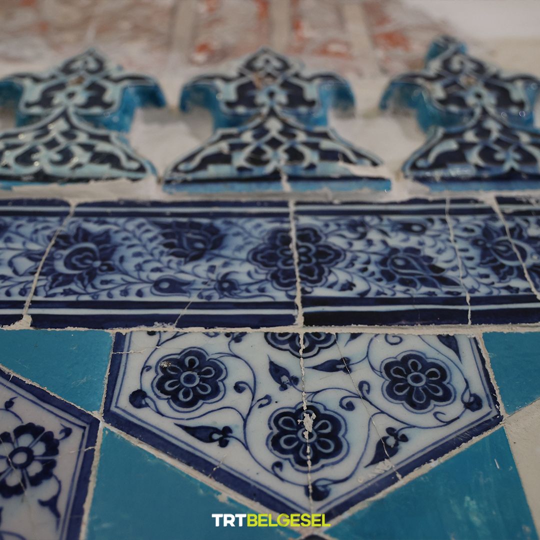 📍 Muradiye Camii, Edirne
🕌 II. Murat tarafından yaptırılan ve tarihi 15. yüzyıla dayanan cami, yalın bir dış görünüşe karşılık içerisindeki kaliteli çini ve zengin kalem işi bezemeleriyle dikkat çekiyor.
📸: Cihan Demirci, AA