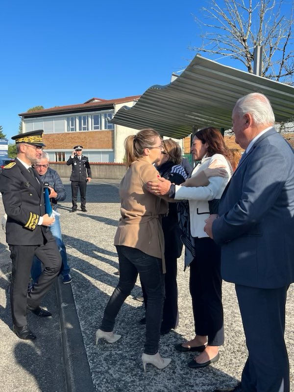 Ce matin à Pau avec @auroreberge pour une journée dediée à l’égalité hommes-femmes. Et nous débutons par la d’une action des classes de 4e pour lever le tabou des règles🩸 au collège des Lavandières. Super action organisée en partenariat avec le @departement64