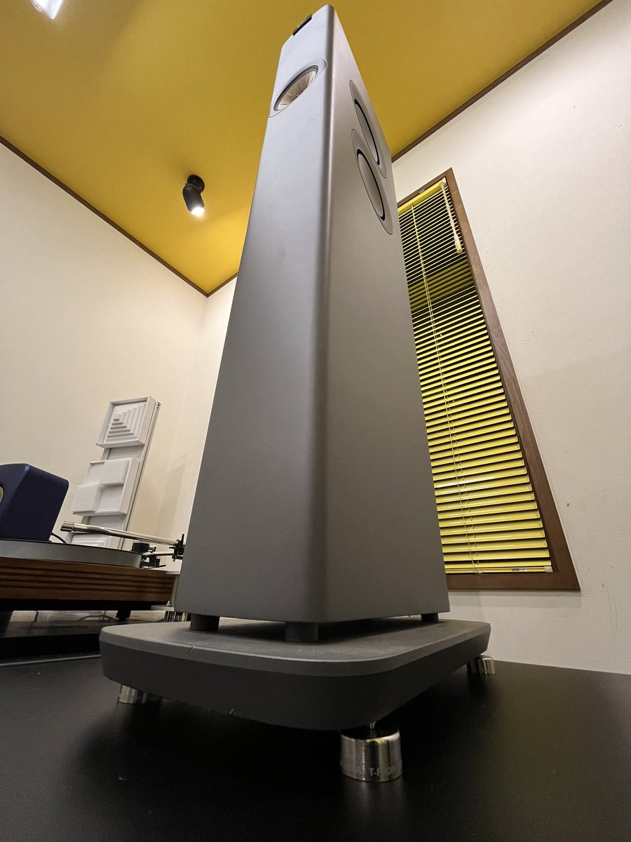 KRYNA_Audio's tweet photo. KEF LS60 Wireless にT-PROPを取り付けました。M8サイズがお使いいただけます。低域が締まり重苦しさが取れて抜けが良くなり(特に高域はクリアー)定位がはっきりします。音場にも高さが出できます。
#kef #ls60wireless #kryna #t_prop #m8 https://t.co/7q84uVIxu7