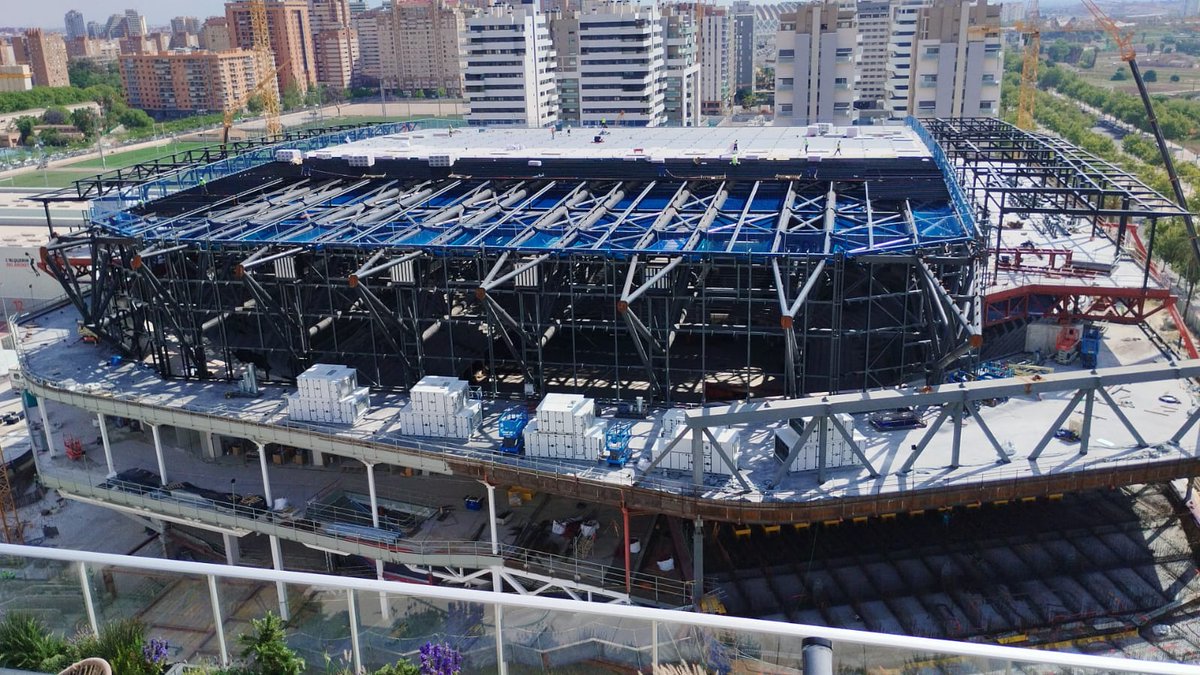 🚨🍊 ROIG ARENA: ACTUALIZACIÓN 
🏗️ Ya se aprecia como empiezan a cubrir la cubierta principal 
🏟️ También avanza lo que será la entrada principal 
👉🏽 Cuantas ganas tenéis de verlo acabado? 🤔