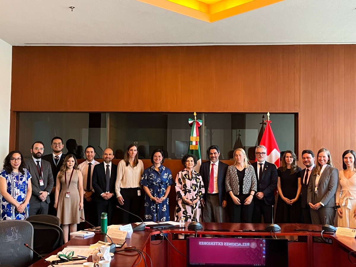Deputy Head of @SwissPeaceHR Christine Löw held a substantial human rights dialogue with @RobertoDeLeonHu in #Mexico. Thank you to the delegation from @SRE_mx for the constructive exchange. We look forward to future collaborations promoting #HumanRights. 🇨🇭🤝🇲🇽