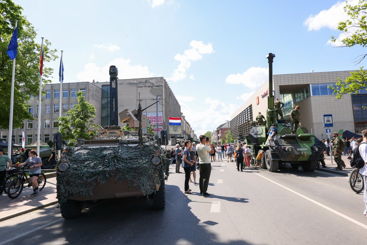 Die Soldatinnen und Soldaten der multinationalen #eFP-Battlegroup nahmen am litauischen „Public and Military Unity Day“ in Šiauliai teil. Die #BundeswehrimEinsatz informierte hierbei über ihren Auftrag und Fähigkeiten an der #NATO-Ostflanke.