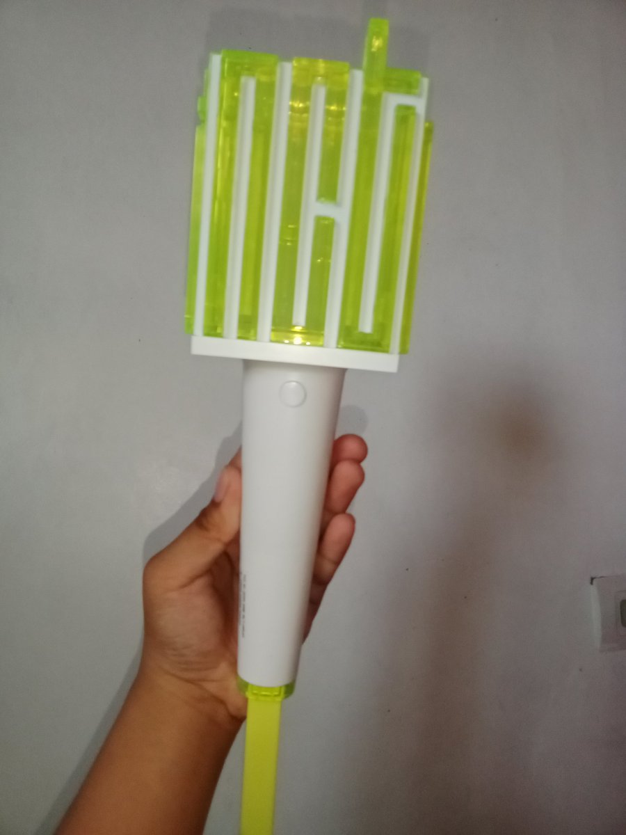 khaiflxx's tweet photo. WTS LFB NCT LIGHTSTICK PH 
rfs: quitting sale &amp; pandagdag funds for tuition fee

price:
 -payo (1,200) 
-3 days reservation (1,400)
condition:
-used twice (TDS2 &amp; TUBul)
-no scratches 
-good as new
-can connect to SM app
-with box

loc: quezon city
mop: g-cash or union bank https://t.co/EHteUXjlCK