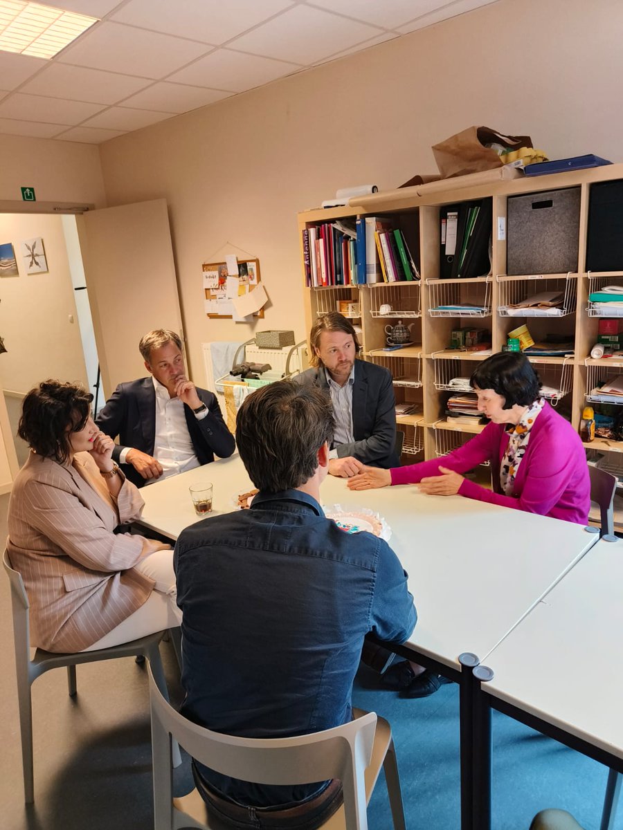 deMensnu's tweet photo. Gisteren brachten @alexanderdecroo &amp; @stephaniedhose een bezoek aan het abortuscentrum Gent. De vraag uit de praktijk, gesteund door een expertenrapport, is nog steeds kristalhelder: schaf de verplichte bedenktijd af en verhoog de termijn van 12 naar minstens 18 weken. https://t.co/9YLGn9mRIA
