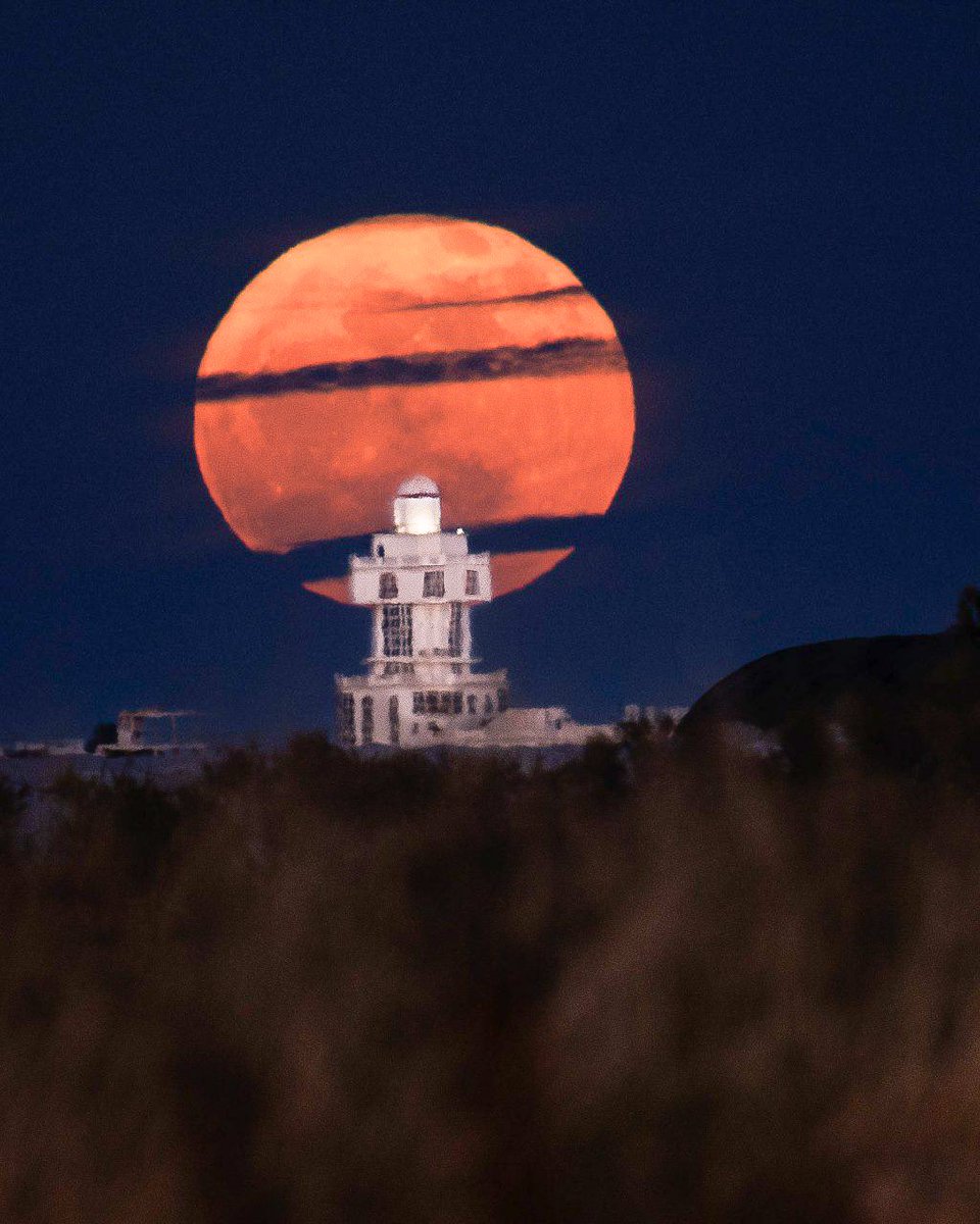 Luna llena sobre el faro de Isla Cristina. El faro del Cantil. #cielosesa