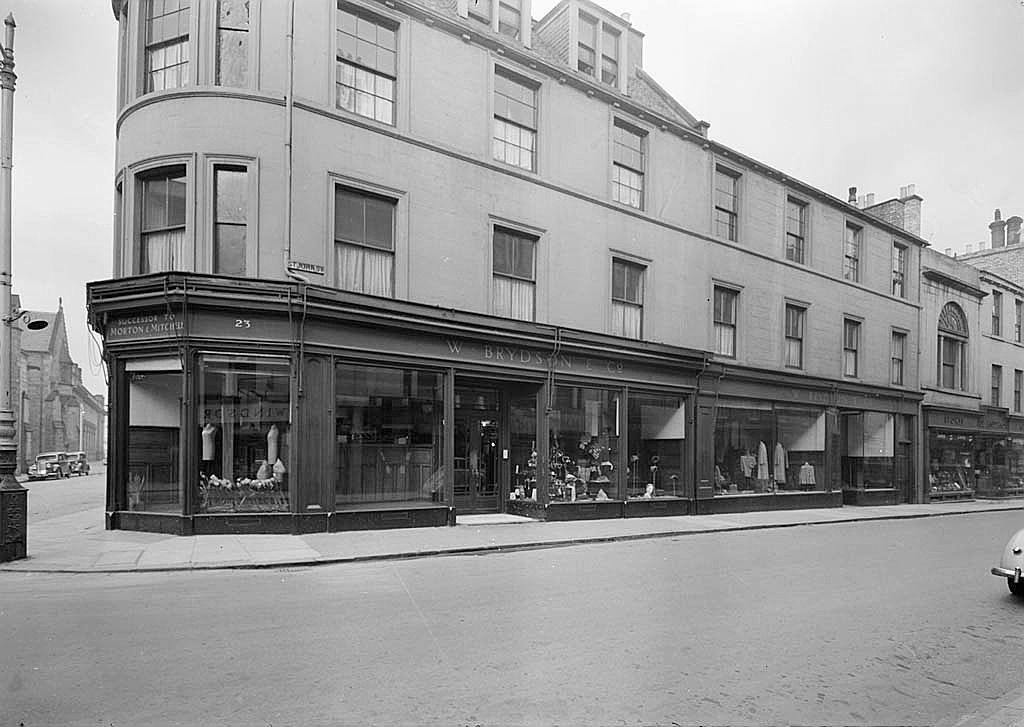 A view of W.Brydson in St John's Street Perth from c.1953.

📷 #PerthArtGallery. Ref: McLaren11127

#ExploreYourArchive