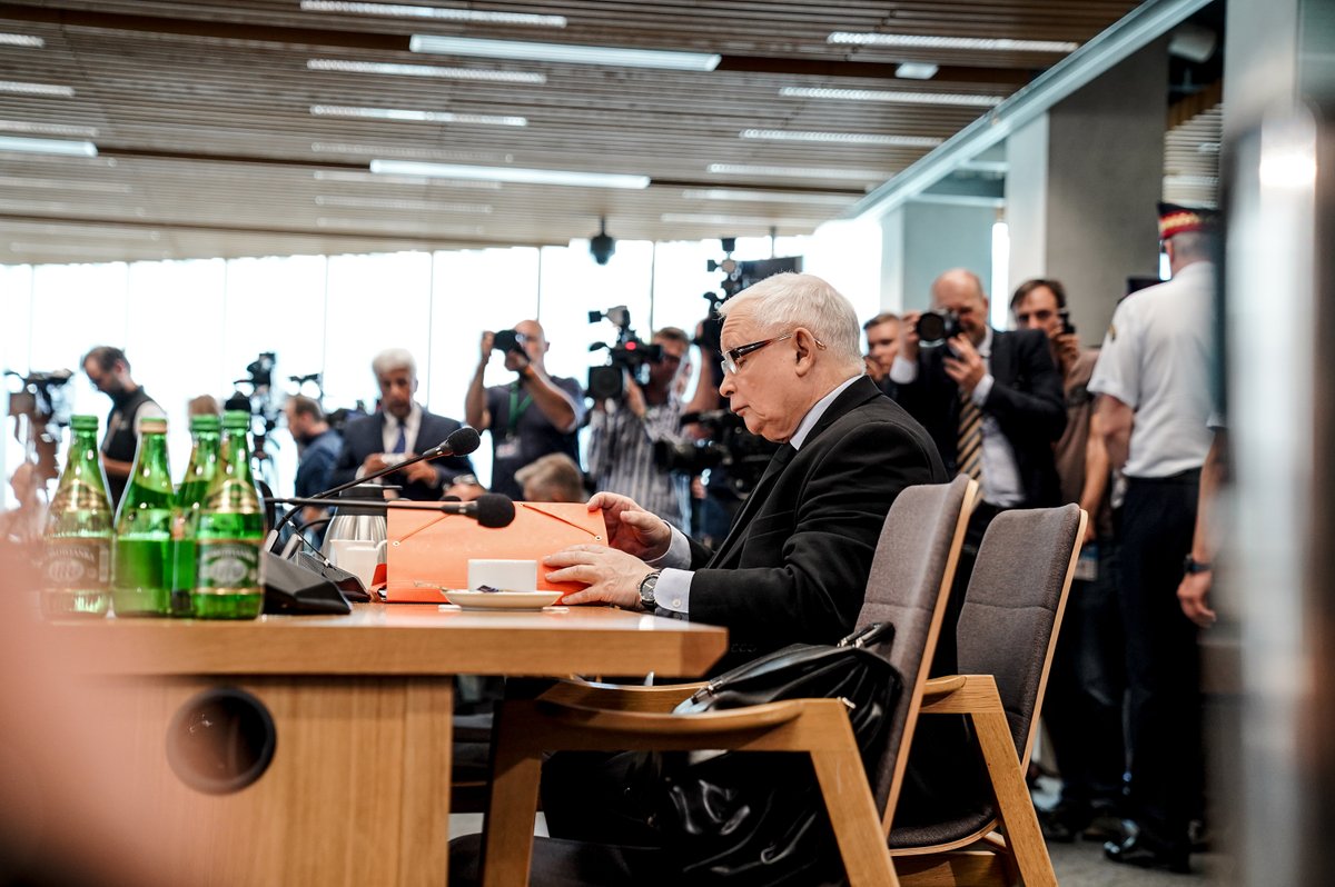 📸Posiedzenie komisji śledczej ds. przeprowadzenia wyborów Prezydenta RP w 2020 r. w formie głosowania korespondencyjnego. 🔸Trwa przesłuchanie Jarosława Kaczyńskiego, byłego Wiceprezesa Rady Ministrów.