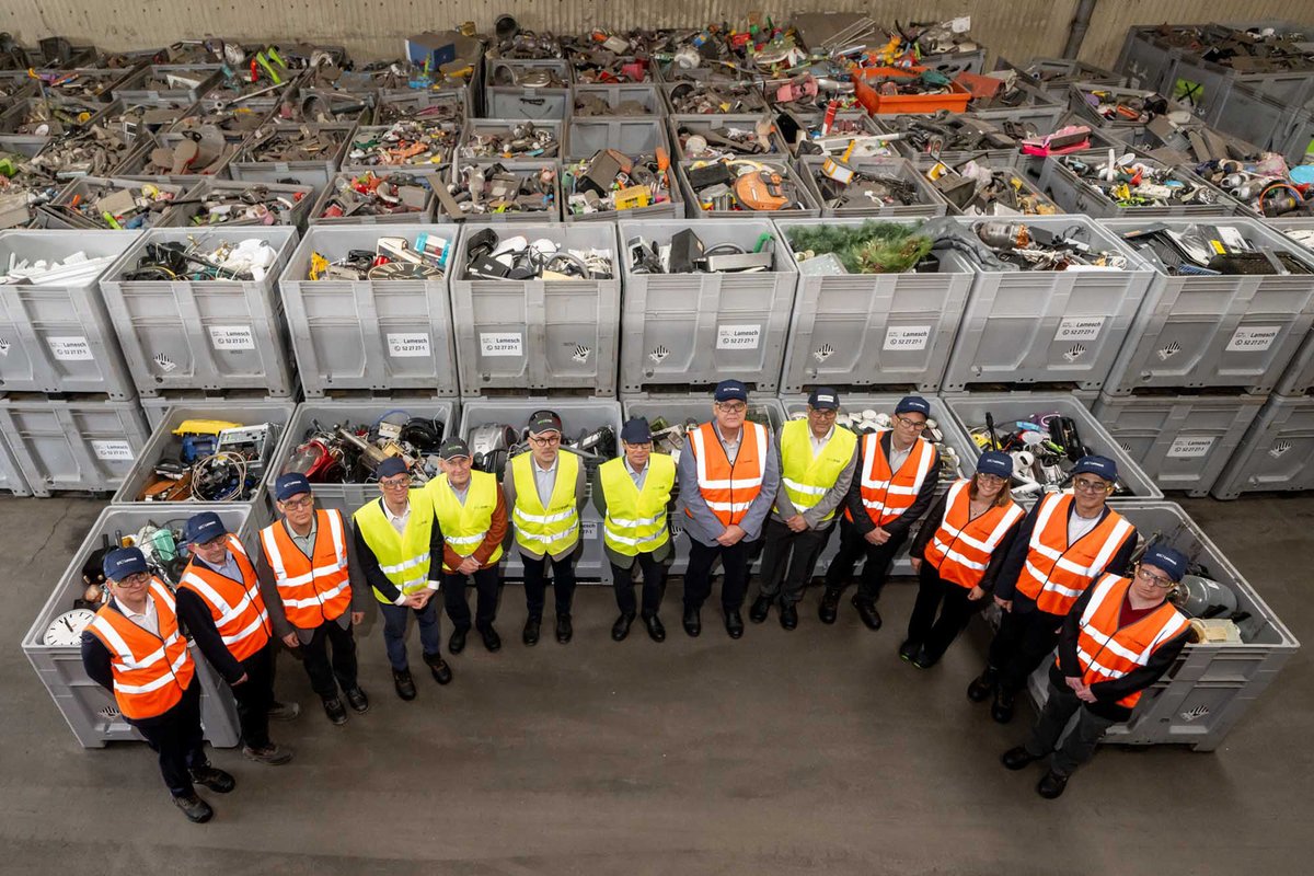 🔋 S.A.R. le Grand-Duc, accompagné du Min. S.Wilmes @environment_lu, a célébré, ce jeudi, au centre de démantèlement manuel des déchets d’équipements électriques et électroniques les anniversaires des asbl @ecotrelasbl (20 ans) & @ecobatterien (15 ans). ©ECOTREL/N.Ghavami