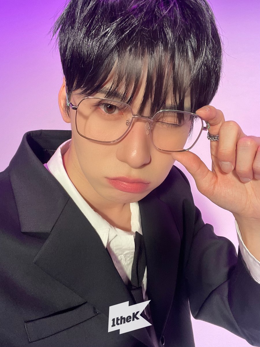1theK's tweet photo. 선배! #수트댄스 보여주세요😍
선배! 혹시 비하인드 셀카도 같이...
투문 맘을 탕! 탕! 저격할 #원어스 의 단짠단짠 셀카 왔어요🍬🧂
#ONEUS #Now #나우 @official_ONEUS
​
#SuitDance 👉 https://t.co/F1bPu7x3Us https://t.co/zohDBAUcZU