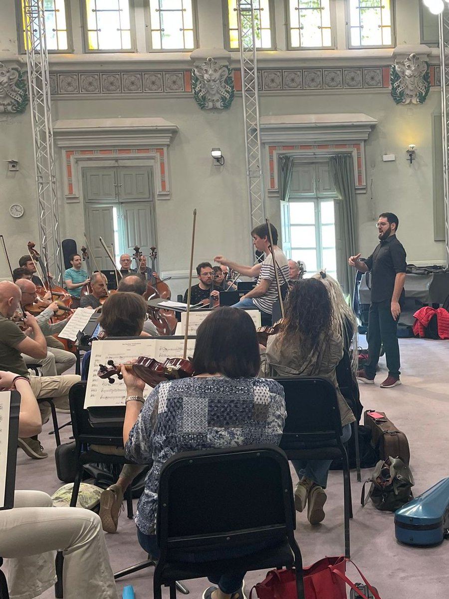 Ferran Albrich interpretará hoy Lieder de Mahler en el primero de dos conciertos con la Orquestra Simfònica del Vallès, que tendrá lugar en LaFact Cultural Terrassa. En la imagen, un momento de los ensayos. @ferranalbrich @OSValles