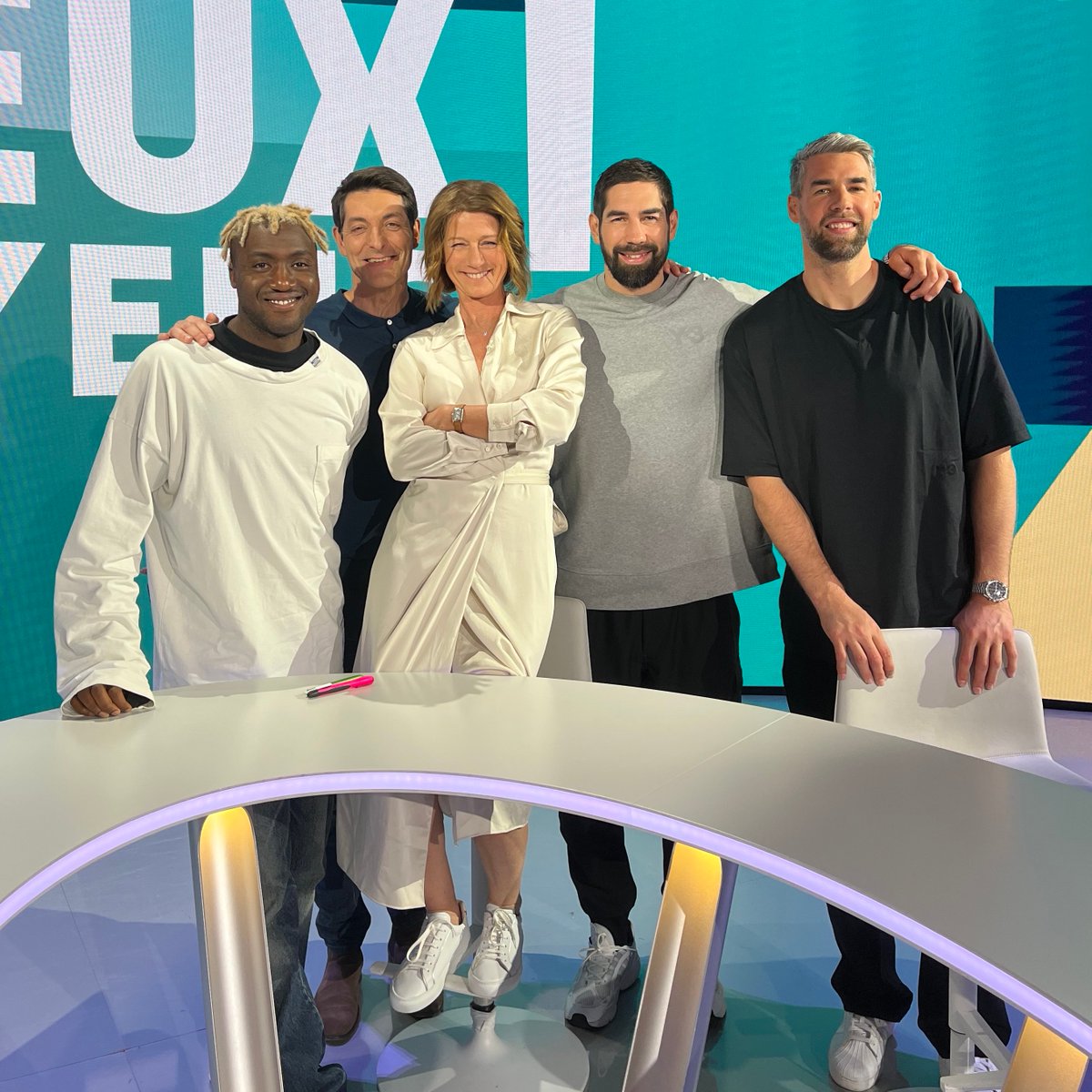 🤯 Le nombre de médailles olympiques sur ce plateau 🥇 Toute l’équipe d’#AuxJeuxCitoyens a l’honneur d’accueillir les frères Karabatic en plateau ce soir. Et ça rend très heureux notre @lucabalo ! 📺 RDV à 20h40 sur #France3 et @FranceTV : france.tv/france-3/aux-j…