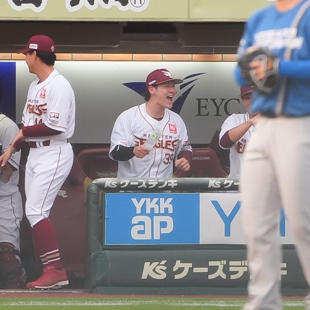 小郷の先頭打者ホームランを喜ぶ伊藤裕季也さん #RakutenEagles