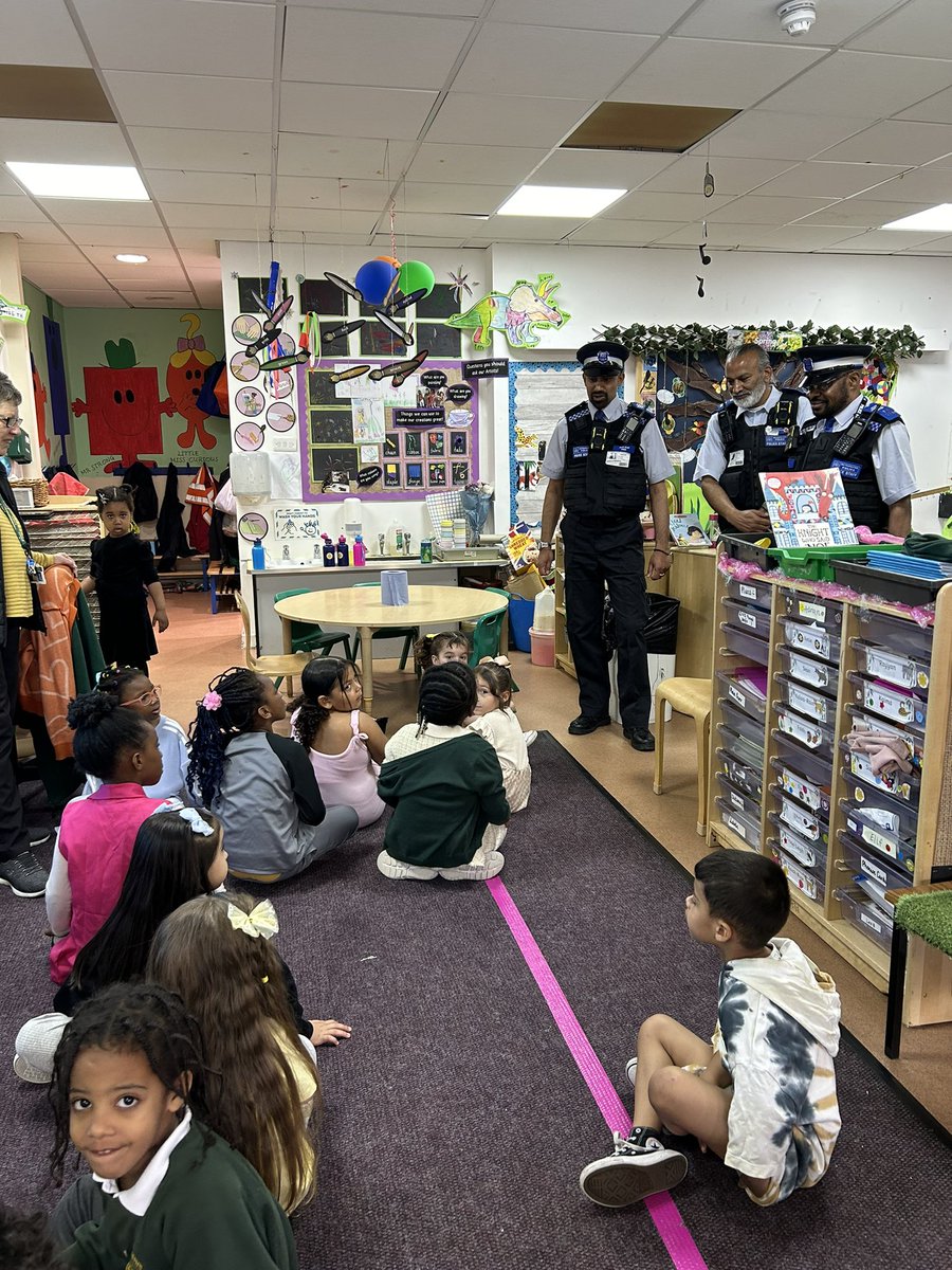 StJosephsSE10's tweet photo. It was lovely to be visited by @metpoliceuk this morning. Reception had lots of questions and are excited to see you again next term for more Time to Talk🚓🚨👮 #community #BuildingConnections #metpolice #stjos #eyfs #thankyou @Royal_Greenwich https://t.co/tRjK18g0Vx