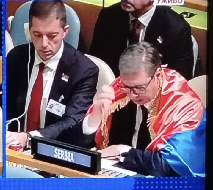 Ist das an Peinlichkeit zu überbieten? Serbiens Präsident #Vuč̣ić auf der #UN Versammlung zur Abstimmung am #Srebrenica Genocid.

koha.net/de/rajon/42059…