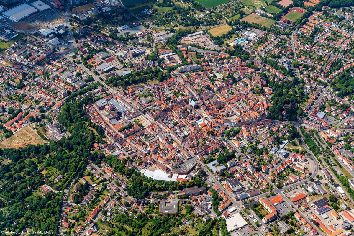 BMWSB_Bund's tweet photo. Unter dem Motto „Fläche unter Druck – Interessenkonflikte planvoll lösen“ findet vom 27. – 29. Mai der zweite Bundeskongress #TagderRegionen in #Pforzheim statt.
Die Konkurrenz um knappe Flächen nimmt zu und stellt die #Kommunen und #Regionen vor herausfordernde Aufgaben. https://t.co/8eSk9UsltO