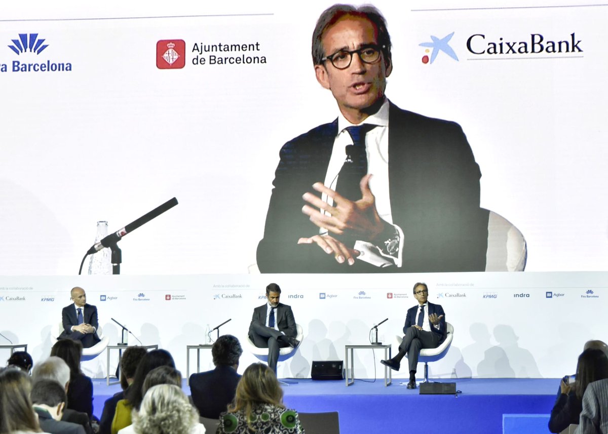 El president de Fira de Barcelona @RelatPau participa al @CdEconomia en una taula rodona sobre els grans reptes de la productivitat empresarial, juntament amb Óscar García Maceiras, CEO de @Inditexmb i el president de @KPMG_ES , Juanjo Cano.