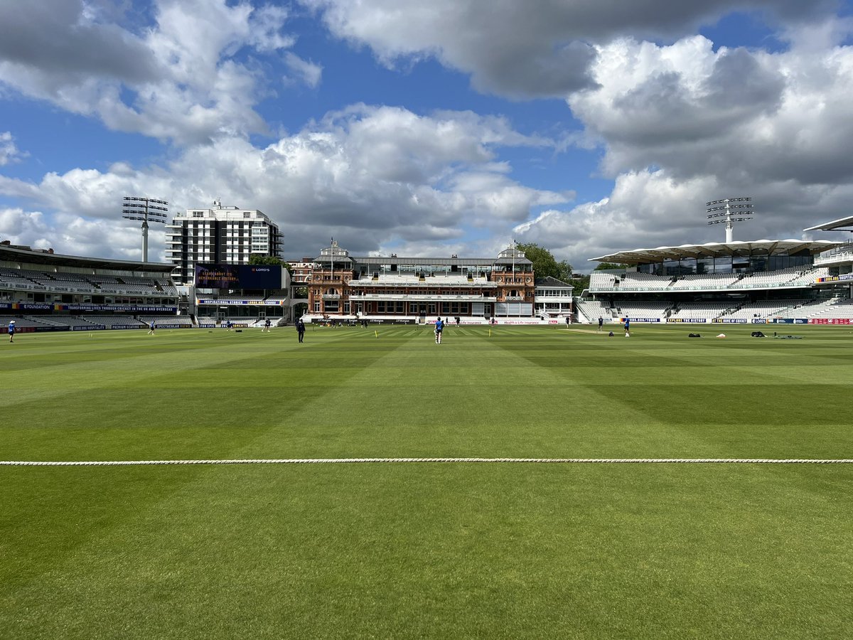 Always feel very lucky and excited to be commentating @HomeOfCricket, the history and surroundings make this such a special place. Ball by ball commentary @SussexCCC v @Middlesex_CCC from 11 @BBCSussexSport #bbccricket @HomeOfCricket