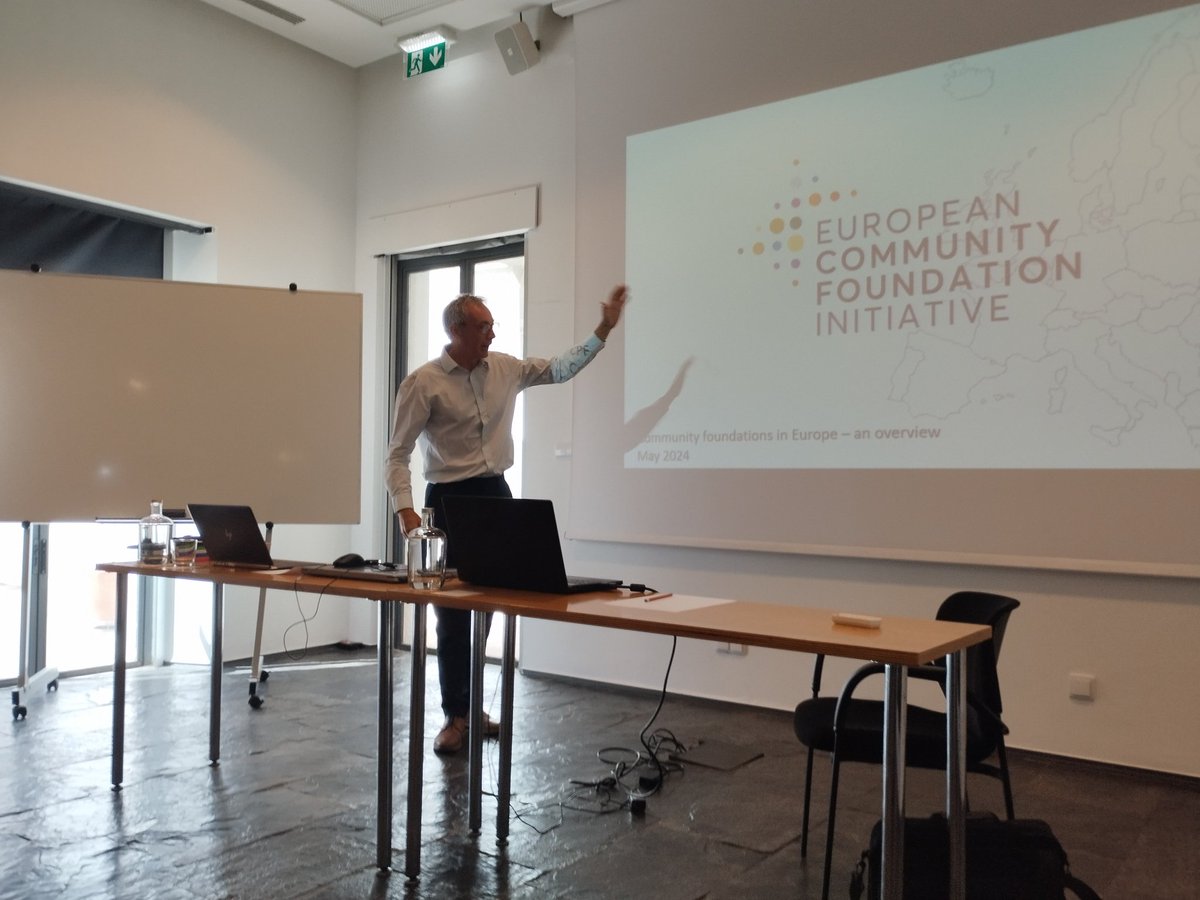 James Magowan of communityfoundations.eu #ECFI in #Evora leading the 1st. #seminar on #CommunityFoundations in #Portugal  with support of @porticusglobal , cpf.org.pt  and @AEF_fundaciones