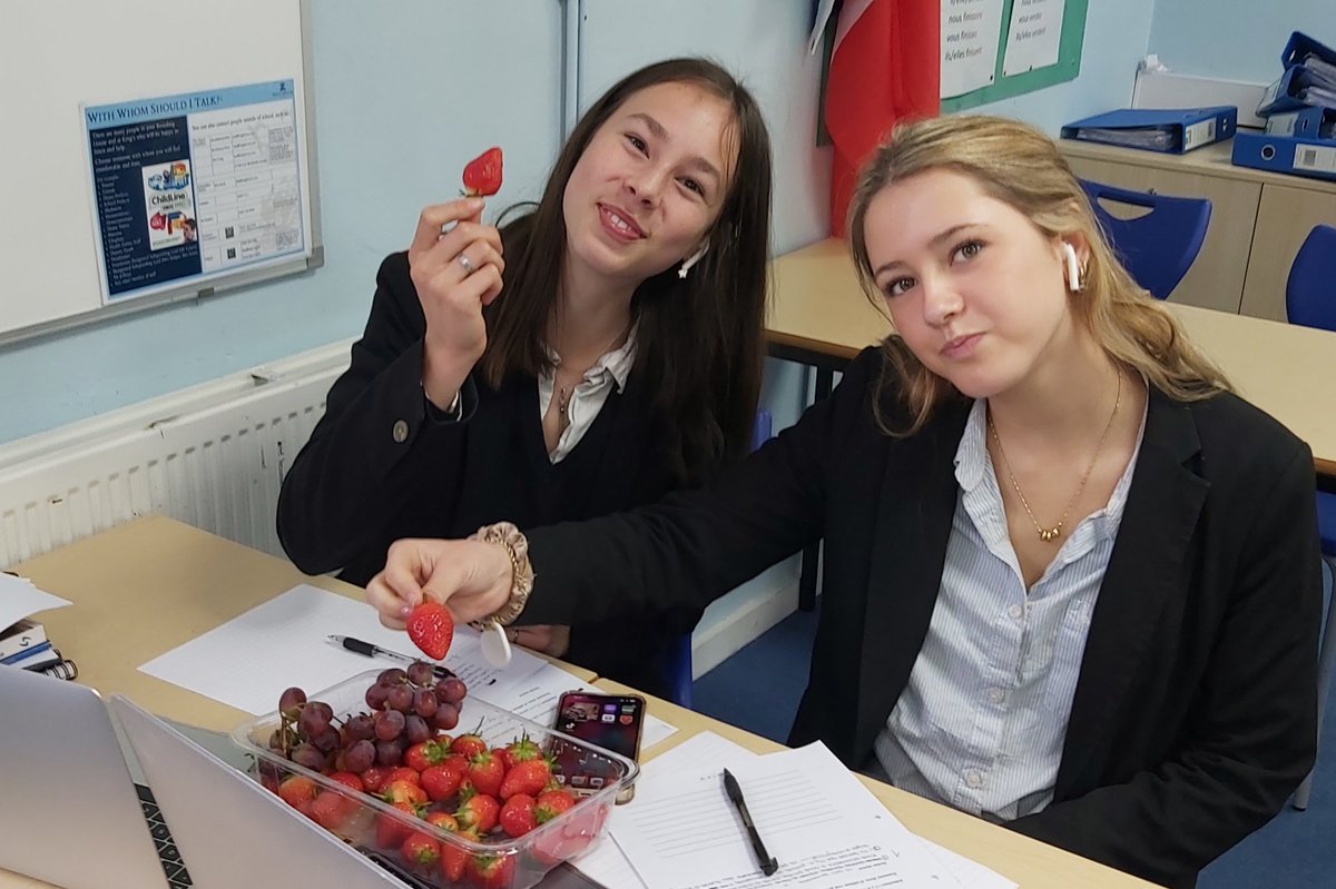 Nothing better than lots of fruit to keep them #KSBSixthForm working in their last  French lesson #KSBFrench. We managed to go through the most difficult part of the exams #KSBQuality #KSBSuccess <a href="/KingsBruton/">King's Bruton</a> <a href="/KSBAcademic/">Director of Studies</a>