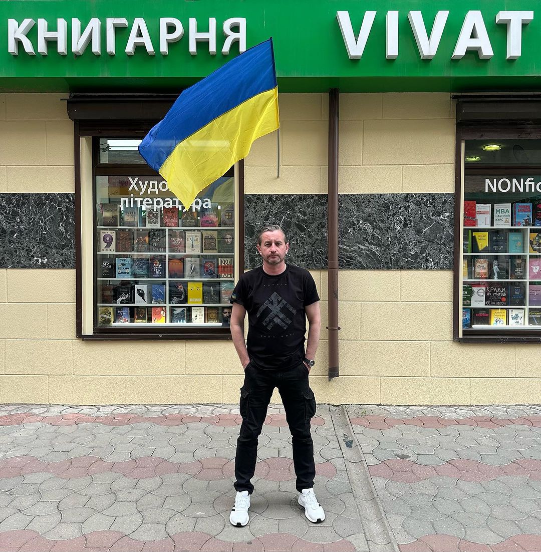 Russland greift #Charkiw weiter mit Raketen an. Gestern traf es ua Faktor-Druk, die größte Druckerei der #Ukraine. Mehrere Mitarbeiter starben, viele sind verletzt + 50.000 Bücher wurden zu Asche. Viele Autoren lassen dort drucken + solidarisieren sich nun - ua Serhij Zhadan. 1