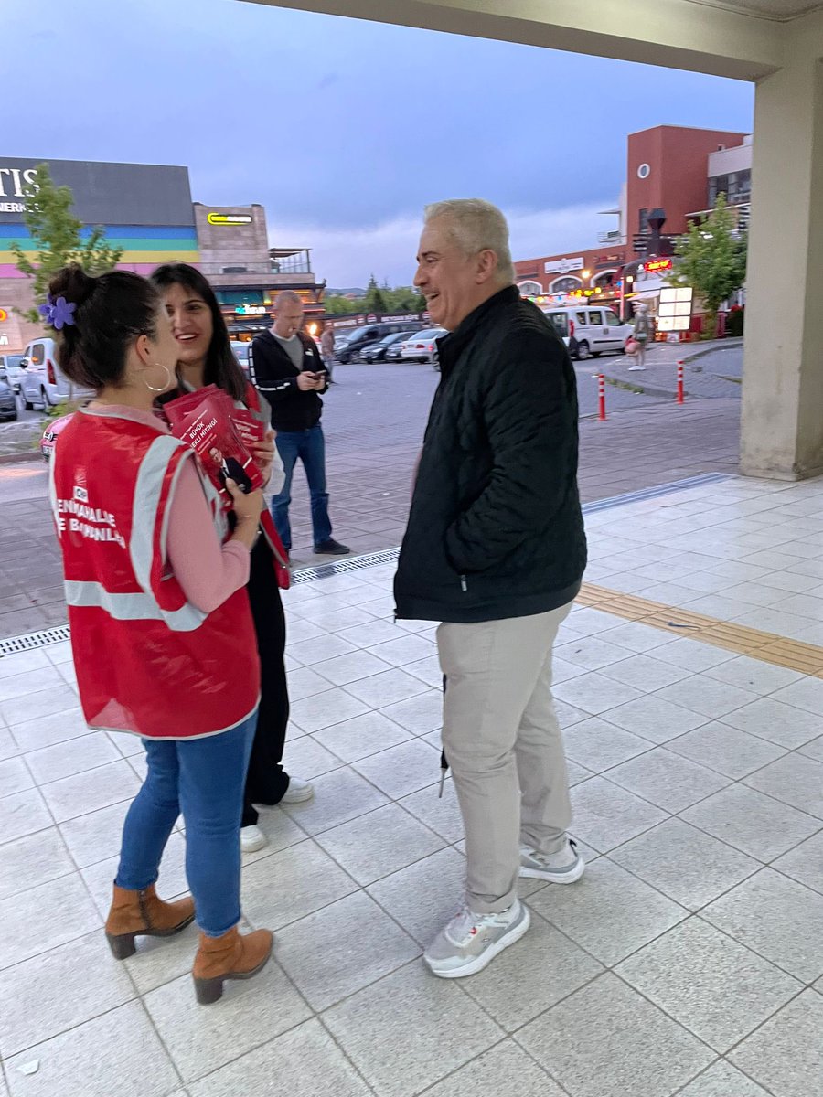 chpyenigenc's tweet photo. Dün (23.05.2024) pankartlama çalışmamızla birlikte el broşürlerimizi dağıtarak halkımızı pazar günü yapacağımız Büyük Emekli Mitingimize davet ettik.

@eczozgurozel @erencanpatir @gencosmankillik https://t.co/rMtcBMkuVF
