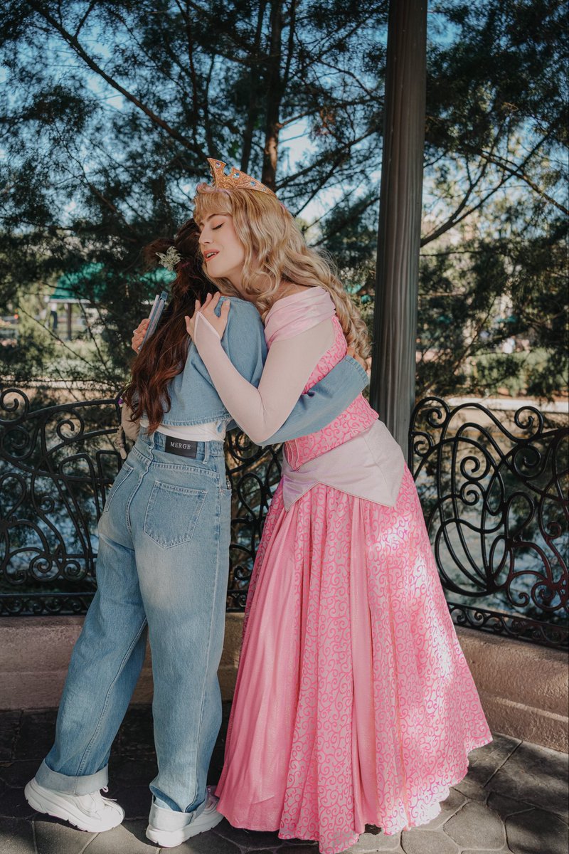 anotherthird_'s tweet image. #ฟังแฟค สิ่งที่ทุกคนน่าจะไม่รู้คือใน Disney Parks ทุกที่มีกฏอยู่ข้อนึงชื่อว่า The Hug Rule คาแรคเตอร์ทุกตัวในพาร์คจะปล่อยให้*เด็กทุกคน*มีสิทธิ์กอดพวกเขานานแค่ไหนก็ได้เท่าที่ต้องการและจะไม่มีทางปล่อยอ้อมกอดออกจากตัว*เด็ก*ก่อนจนกว่าเด็กจะผละออกมาเอง 💘✨ มุบมิบมุบมิบใจสุดๆ