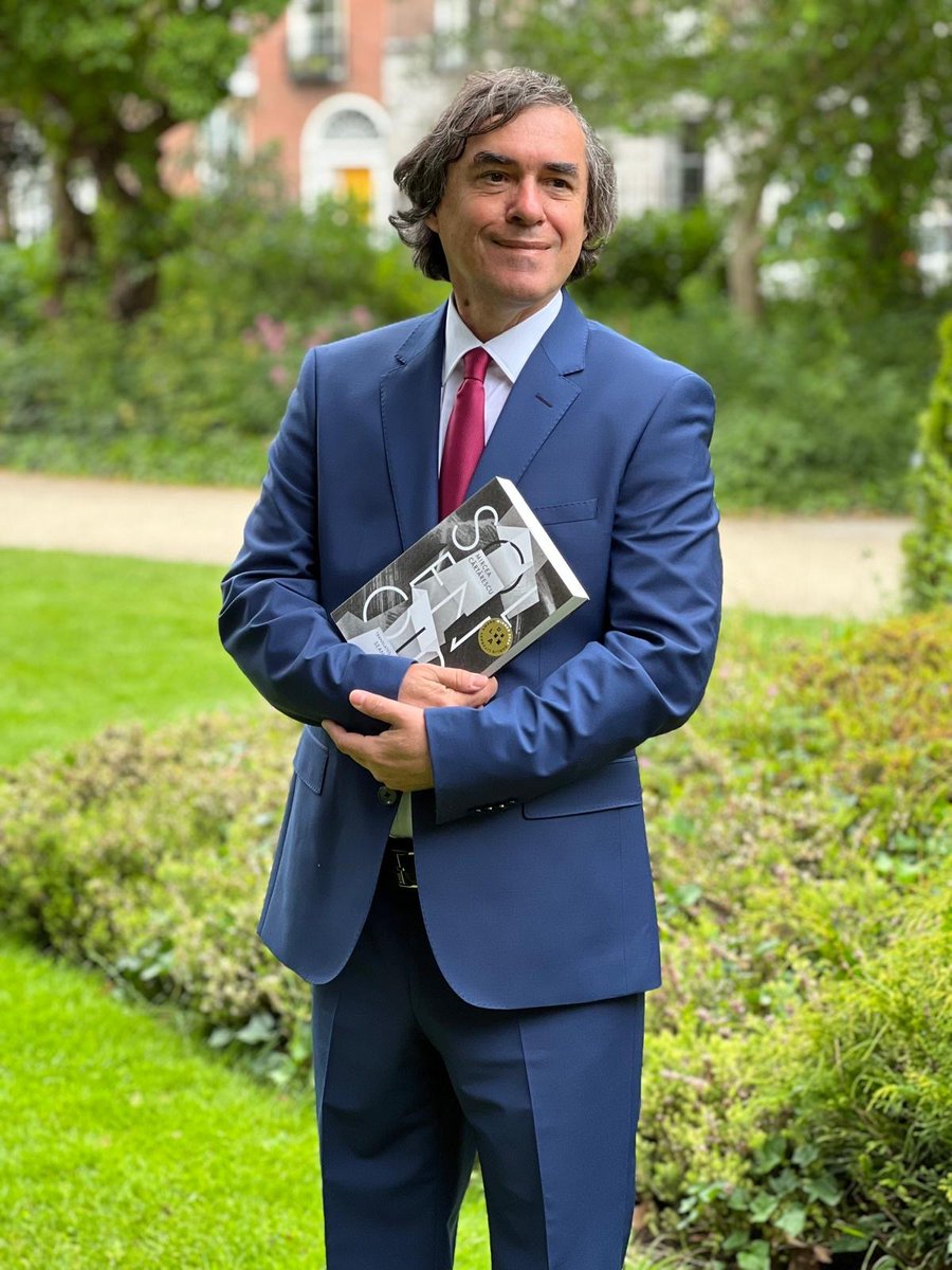 EdImpedimenta's tweet photo. «Solenoide», la obra clave de nuestro Mircea Cărtărescu, recibió ayer el prestigioso Dublin Literary Award 2024, y aún no superamos la alegría. https://t.co/zWJlfuhVL6