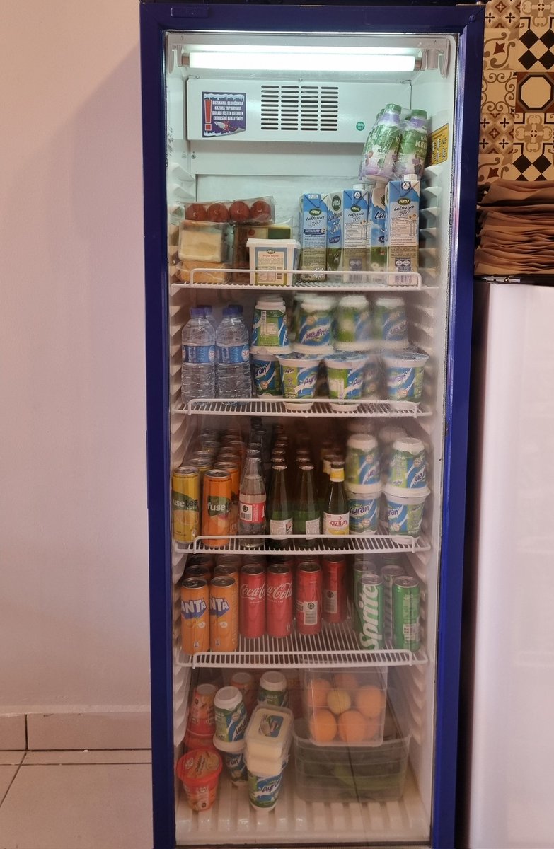 MagnaKarakus's tweet photo. @CocaCola_TR 2 aydır buzdolabı istiyoruz getirmiyorsunuz. Turistik bölgede ürünleriniz süt ve ayran dolabında bekliyor. Ürün satın alamıyorum dolap yok diye. Bilginize. https://t.co/jlzc5LPpFv