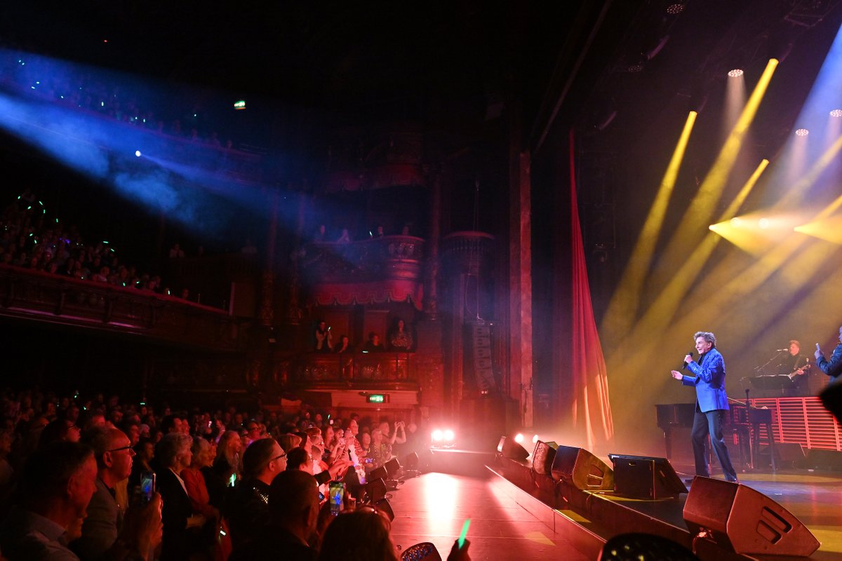 LondonPalladium's tweet photo. Looks like he made it 🤩

Night 1 of 14 for @BarryManilow at The London Palladium. Here's your fans-eye view of the incredible show, featuring an opening set by Wall of Fame resident &amp; former Sunday Night at the London Palladium host, Jimmy Tarbuck.

📷 Mark Allan https://t.co/IQWWwG1nYW