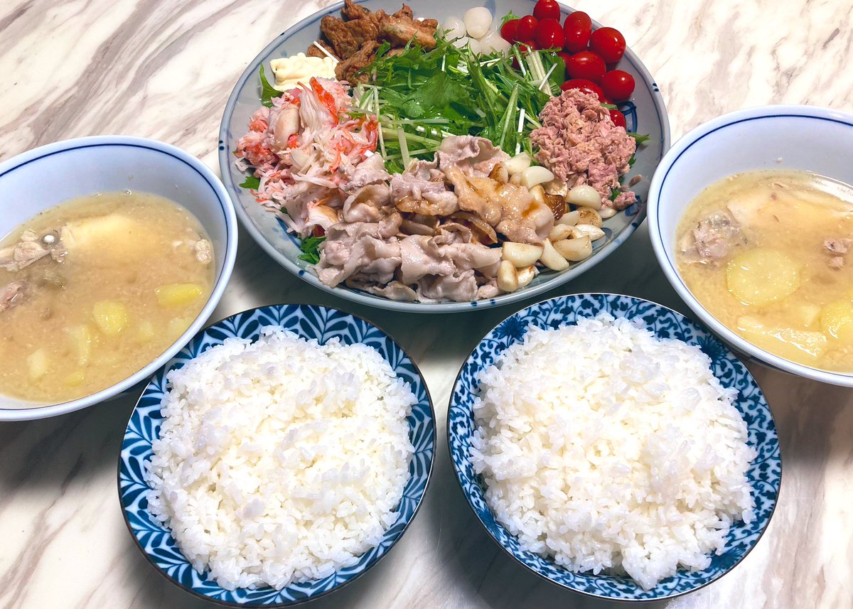 『かわはぎ🐟とジャガイモ🥔』 🐟が二匹3割引き350円じゃい！ 見切り品の🥔と一緒に味噌汁へ☟ 水菜が100円でお得、 スペイン産の豚バラも安い、 練り物は半額、2人前約1400円 🐟の肝が味噌に合いますね〜♡ それと見切り品の🥔〜、 僕はそう簡単に 食べ物を見切らへんからな👋🏻👽