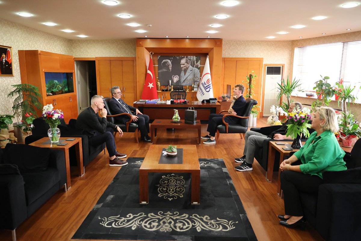 Bayrampaşa’mızın evladı, başarılarıyla bizleri gururlandıran futbolcumuz Sn. Serdar Saatçi’yi belediyemizde ağırladık.

Bayrampaşa’dan Beşiktaş’a daha sonra Braga’ya uzanan başarı yolculuğu ile gençlerimize ilham olan Serdar’a nazik ziyaretleri için teşekkür ediyor,