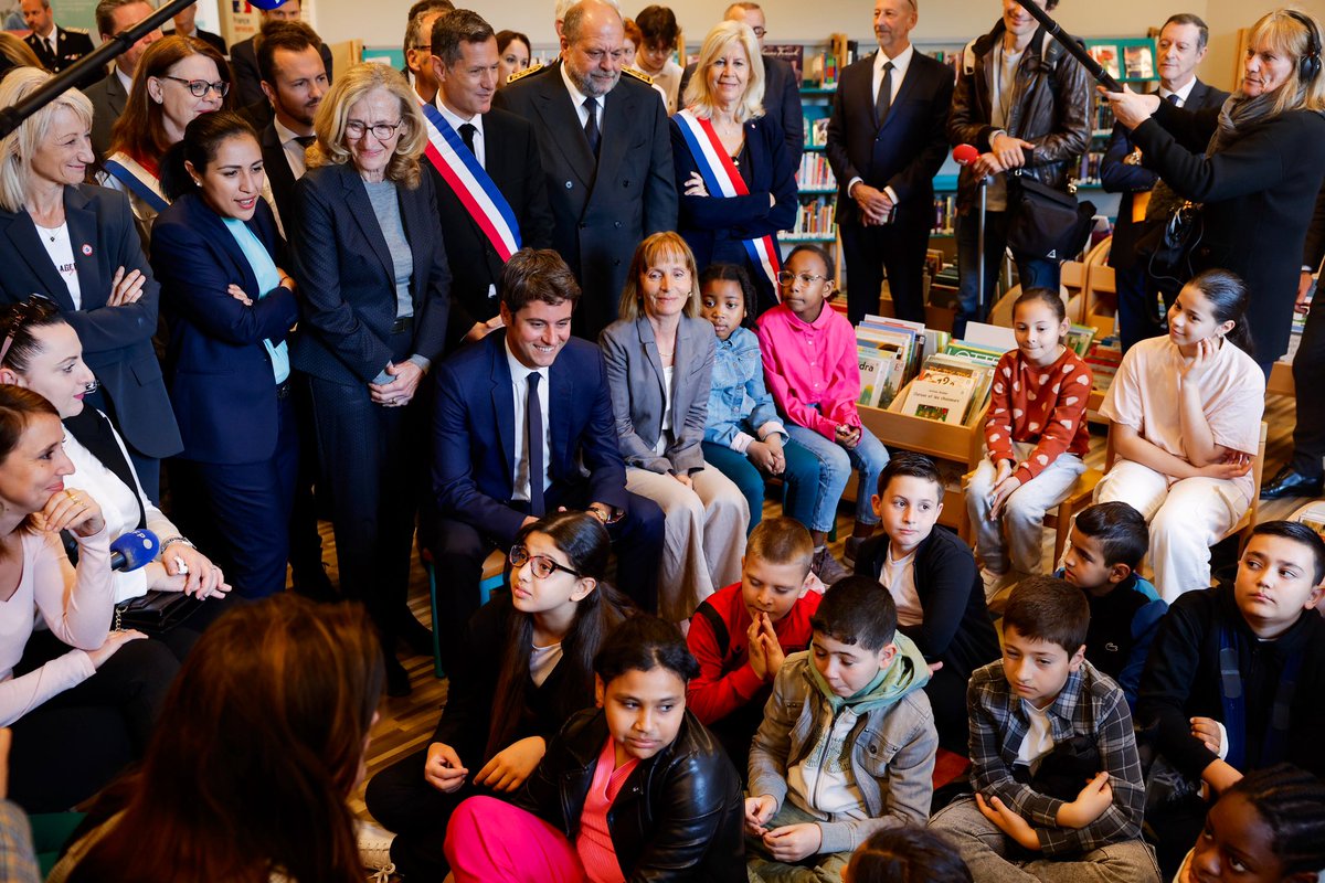 Notre École joue un rôle majeur dans l’apprentissage des droits et devoirs, du civisme et du respect de l’autre. À Valence, avec @GabrielAttal, aux côtés des élèves et professeurs, pour avancer. Avec 3 leviers d’action : responsabiliser, impliquer, protéger !