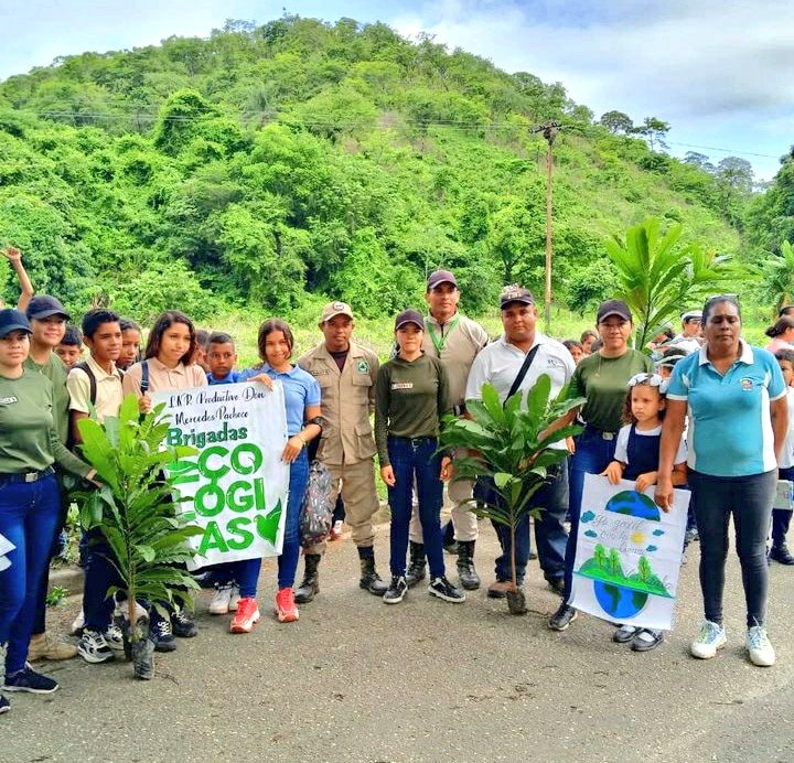 Jornada de reforestación y caminata del CDCEP Juan de Mata Suárez, junto a las brigadas ecológicas, paz y convivencia escolar junto a miembros de INPARQUES, Bomberos Forestales en el Mcpio. Anzoátegui Cojedes. #VerdadDePueblo <a href="/NicolasMaduro/">Nicolás Maduro</a> <a href="/_LaAvanzadora/">Yelitze Santaella</a> @cdce_cojedes #sergetti