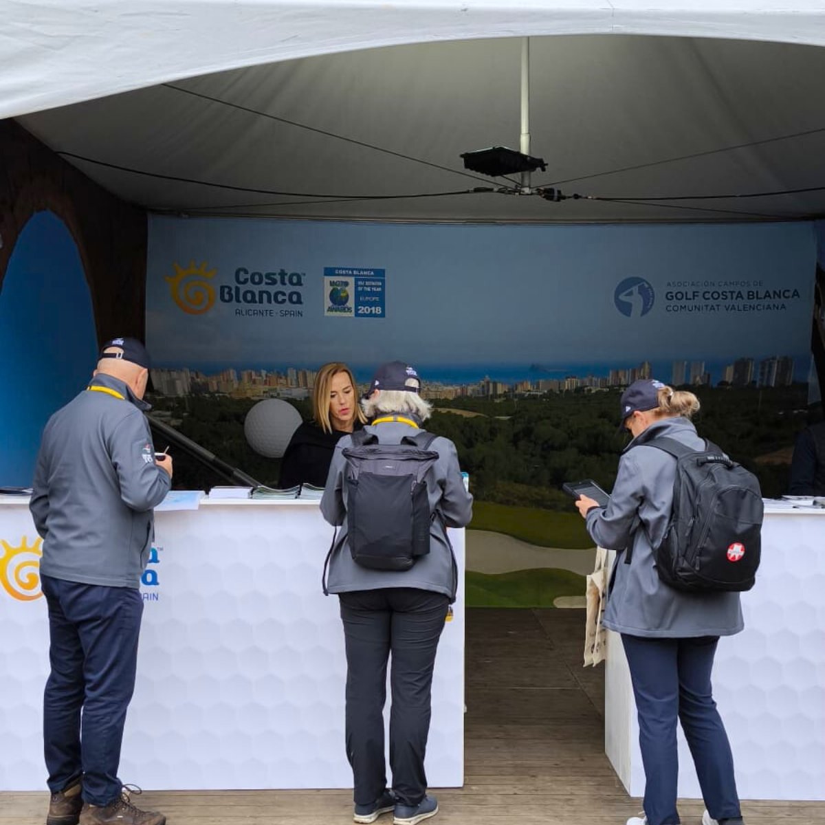 costablancaorg's tweet photo. ✈️⛳️ El Patronato @costablancaorg viaja a Amberes (Bélgica) para promocionar el destino y sus campos de golf en el village del torneo @SoudalOpen. ¡Nos acompaña el gran equipo de la @acgcb! #Promoción #NPCB2024 https://t.co/G2IXtnV9Sx
