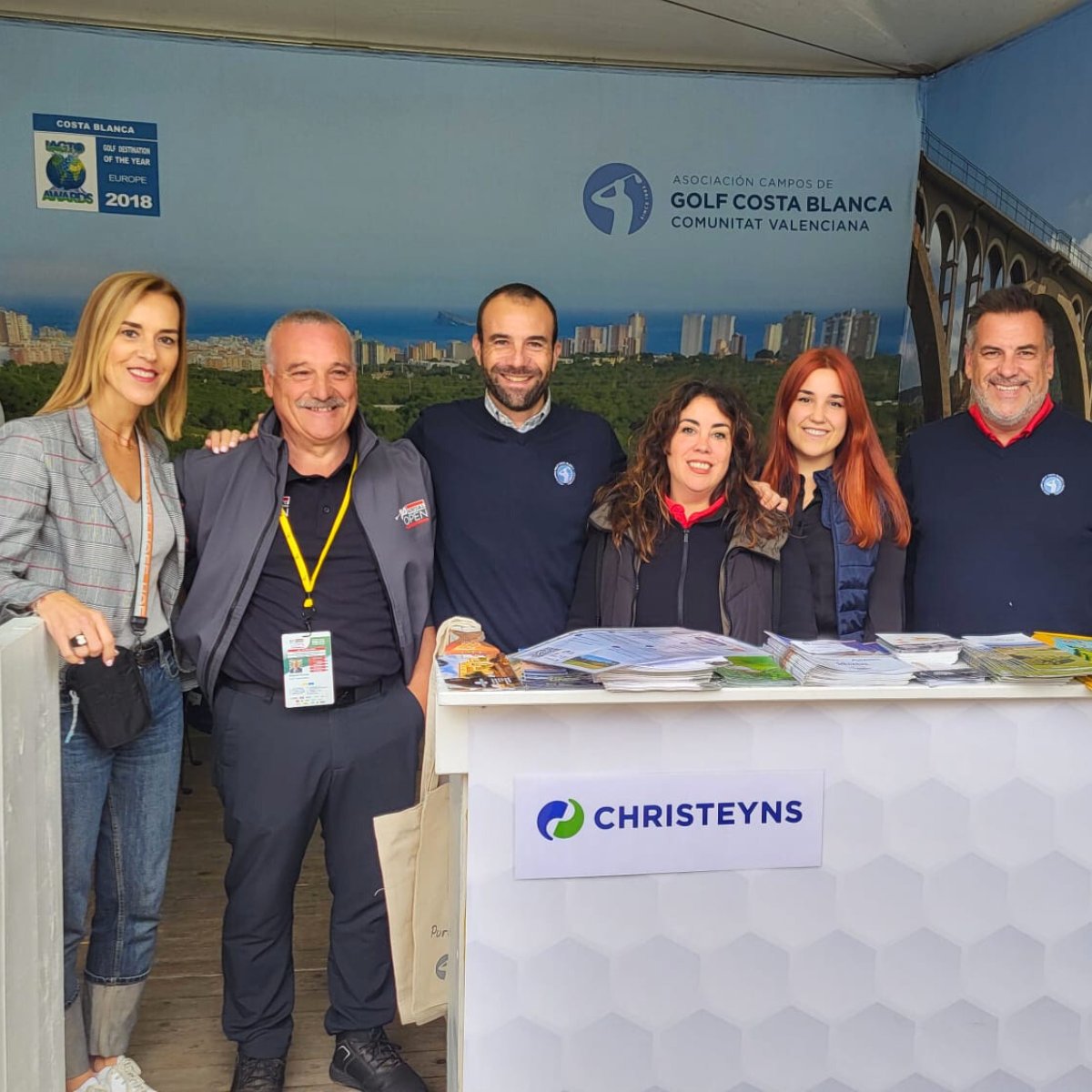 costablancaorg's tweet photo. ✈️⛳️ El Patronato @costablancaorg viaja a Amberes (Bélgica) para promocionar el destino y sus campos de golf en el village del torneo @SoudalOpen. ¡Nos acompaña el gran equipo de la @acgcb! #Promoción #NPCB2024 https://t.co/G2IXtnV9Sx