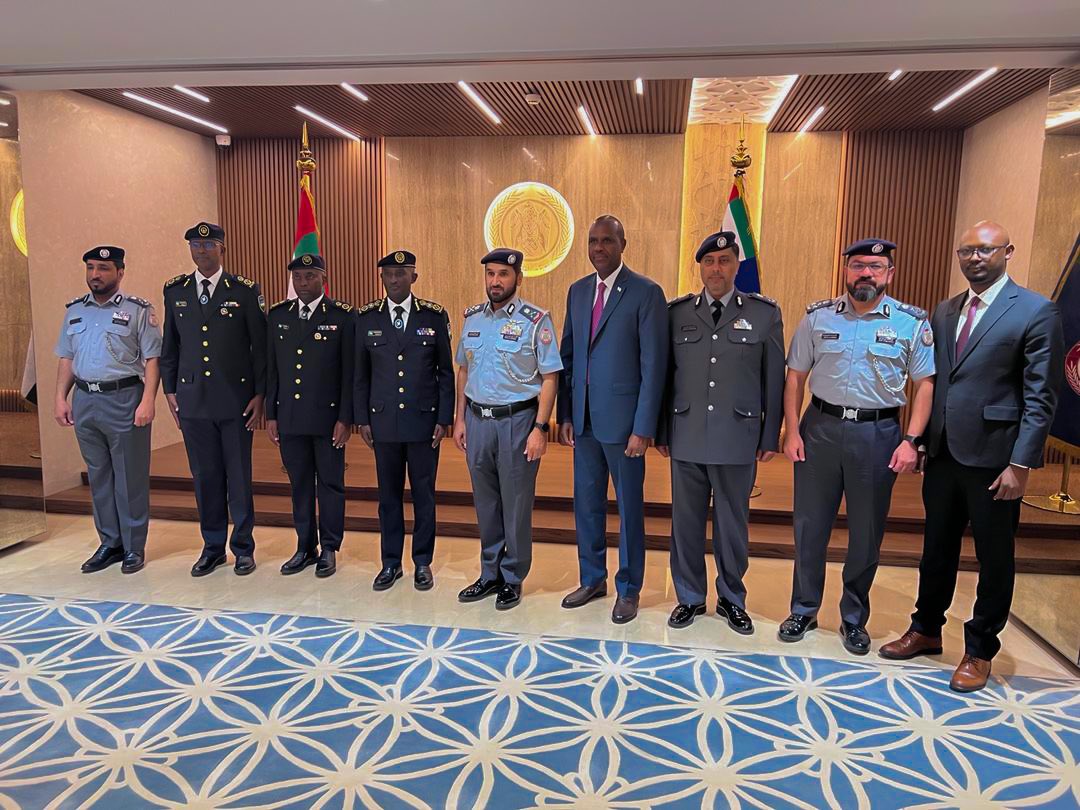 Umuyobozi wa Polisi y’Igihugu, IGP Felix Namuhoranye n’itsinda ayoboye basuye icyicaro cya Polisi ya Abu Dhabi, bagirana ibiganiro n’Umuyobozi wa Polisi yaho, Maj. Gen. Faris Khalaf Al Mazrouei. Ibi biganiro byitabiriwe na Ambasaderi w’u Rwanda mu Bihugu byunze Ubumwe