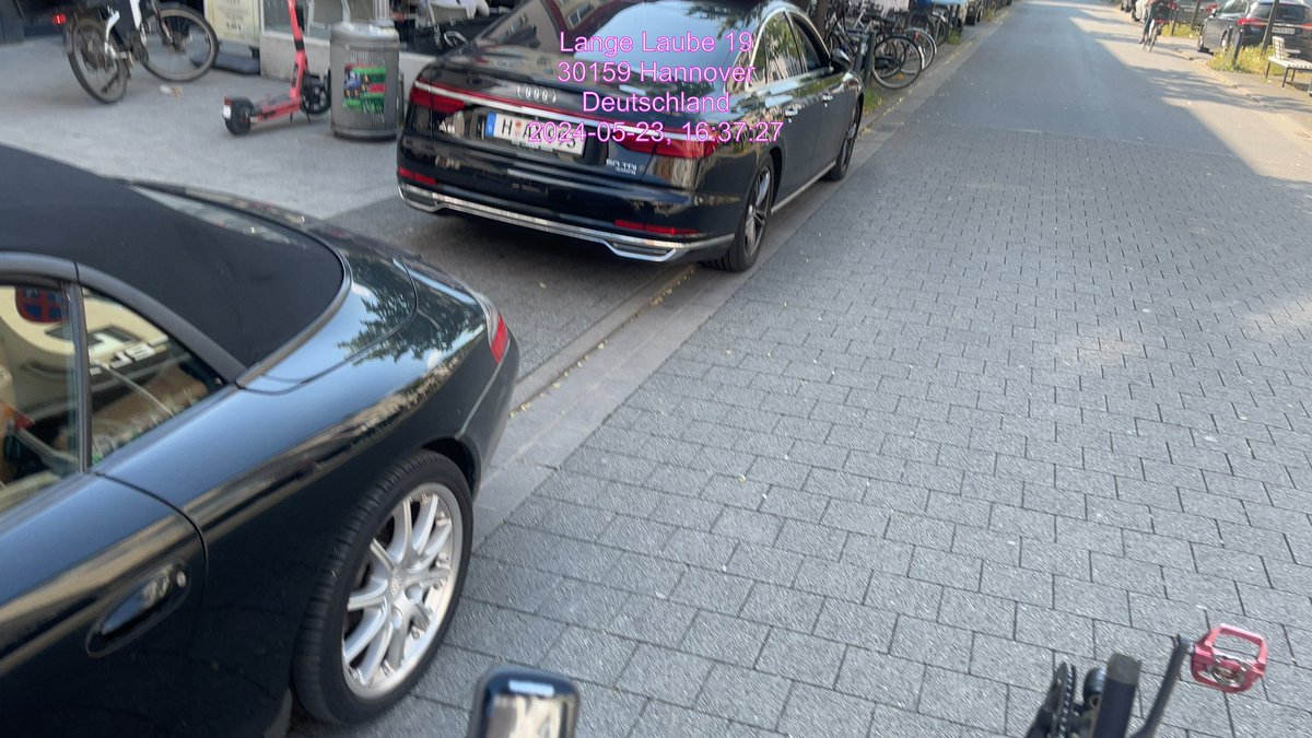 ICESonic6's tweet photo. Ohne die #Schiedsrichter der @Polizei_H keine Grundsatz von Komfortabel sicheren Premium #RadverkehrsAnlagen #Fahrradstrasse #LangeLaube #StVG Nötigung im StrassenVerkehr #AutoGewaltBlockade #GelddruckMaschine der @Allianz @IHK_Tourismus @hannovermitte @ihk_Hannover @hannover 1/3 https://t.co/OO2iJq0GtV