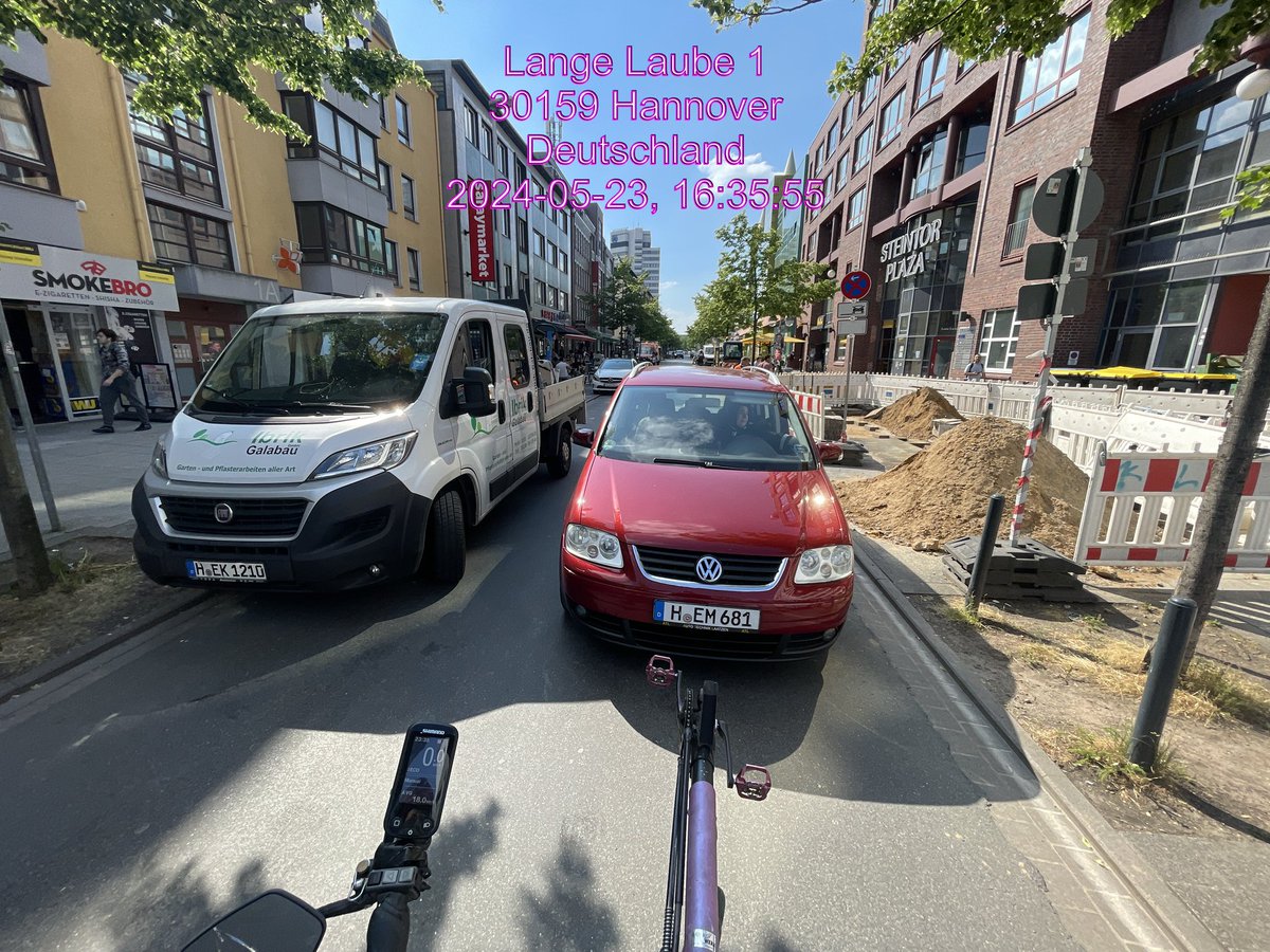 ICESonic6's tweet photo. Ohne die #Schiedsrichter der @Polizei_H keine Grundsatz von Komfortabel sicheren Premium #RadverkehrsAnlagen #Fahrradstrasse #LangeLaube #StVG Nötigung im StrassenVerkehr #AutoGewaltBlockade #GelddruckMaschine der @Allianz @IHK_Tourismus @hannovermitte @ihk_Hannover @hannover 1/3 https://t.co/OO2iJq0GtV