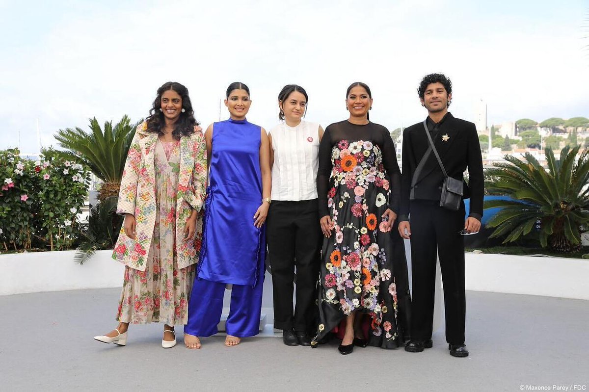 Beautiful photocall for our team 🤍 ALL WE IMAGINE AS LIGHT by Payal Kapadia world premiered last night in Cannes competition! 

@festivaldecannes @kantari_kanmani @divya_prabha__ <a href="/chhaya/">chhaya</a>.kadam.75 <a href="/hridhuharoon/">Hridhu Haroon</a> @azeesnedumangad @petitchaos_
<a href="/thomas/">Thomas Marban</a>.hakim… instagr.am/p/C7WKdZ6NDPU/