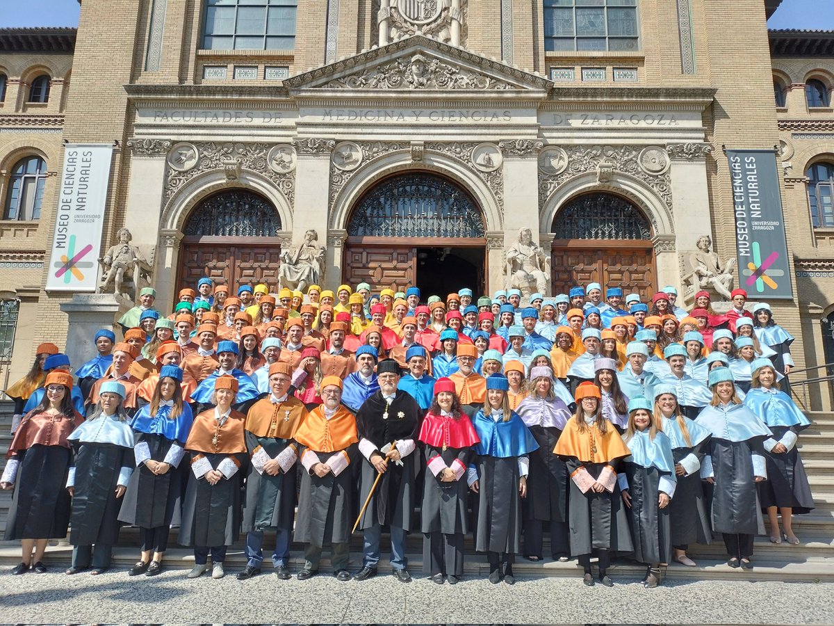 Los colores del saber. Antes de la ceremonia de #NuevosDoctoresUnizar, l@s protagonistas posan en la escalinata de #Paraninfo junto al rector J. Antonio Mayoral y los responsables de la @EscuelaUz de doctorado. Asisten 100 de 279 doctores de la promoción 2022-23