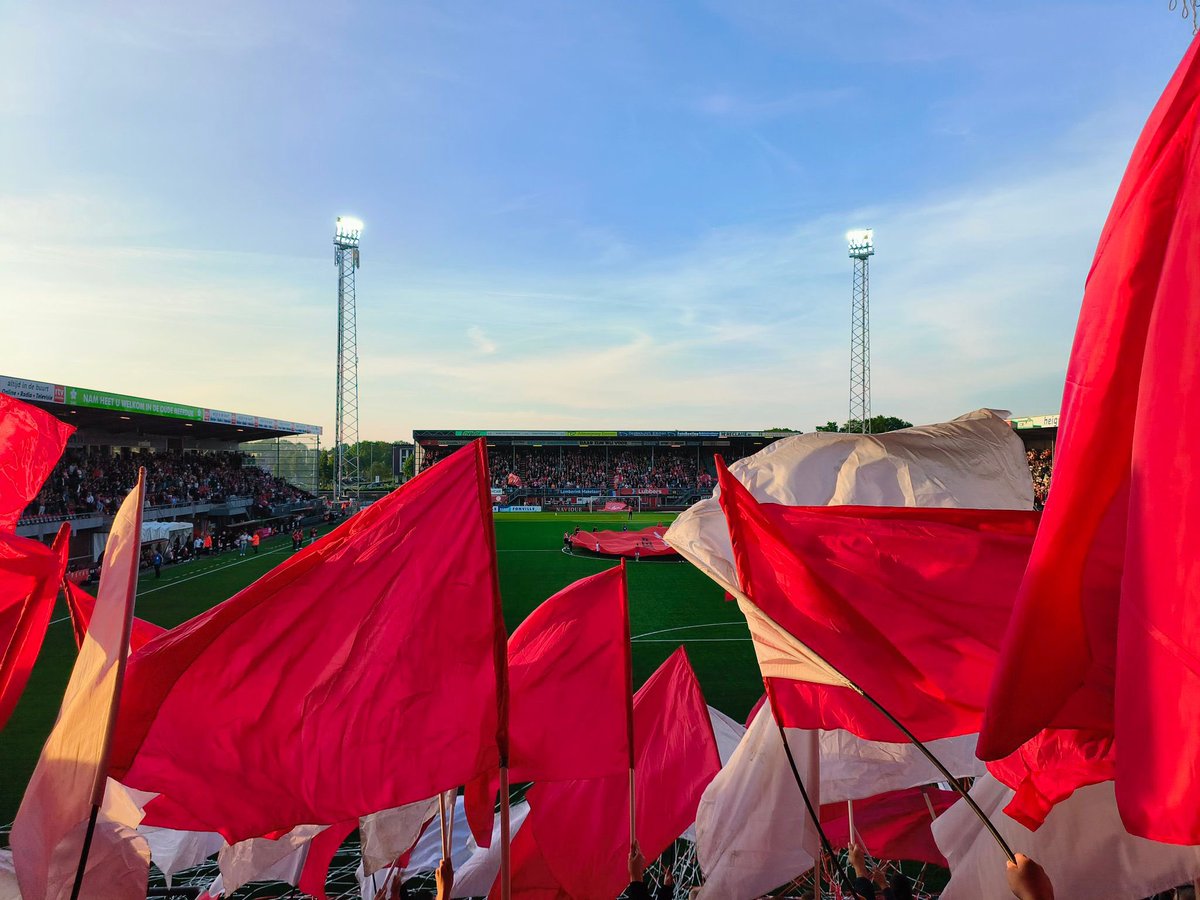 Morgen is het tweede deel v/d halve finale in Emmen!! 🔥 Deze belangrijke wedstrijd gaan we weer alles geven en volle bak achter onze club staan!!  

Café de Hangover is geopend voor een PRE PARTY van 12:00 tot 15:30 uur. 🍻 

Ook na de wedstrijd is het café open vanaf 19:00.