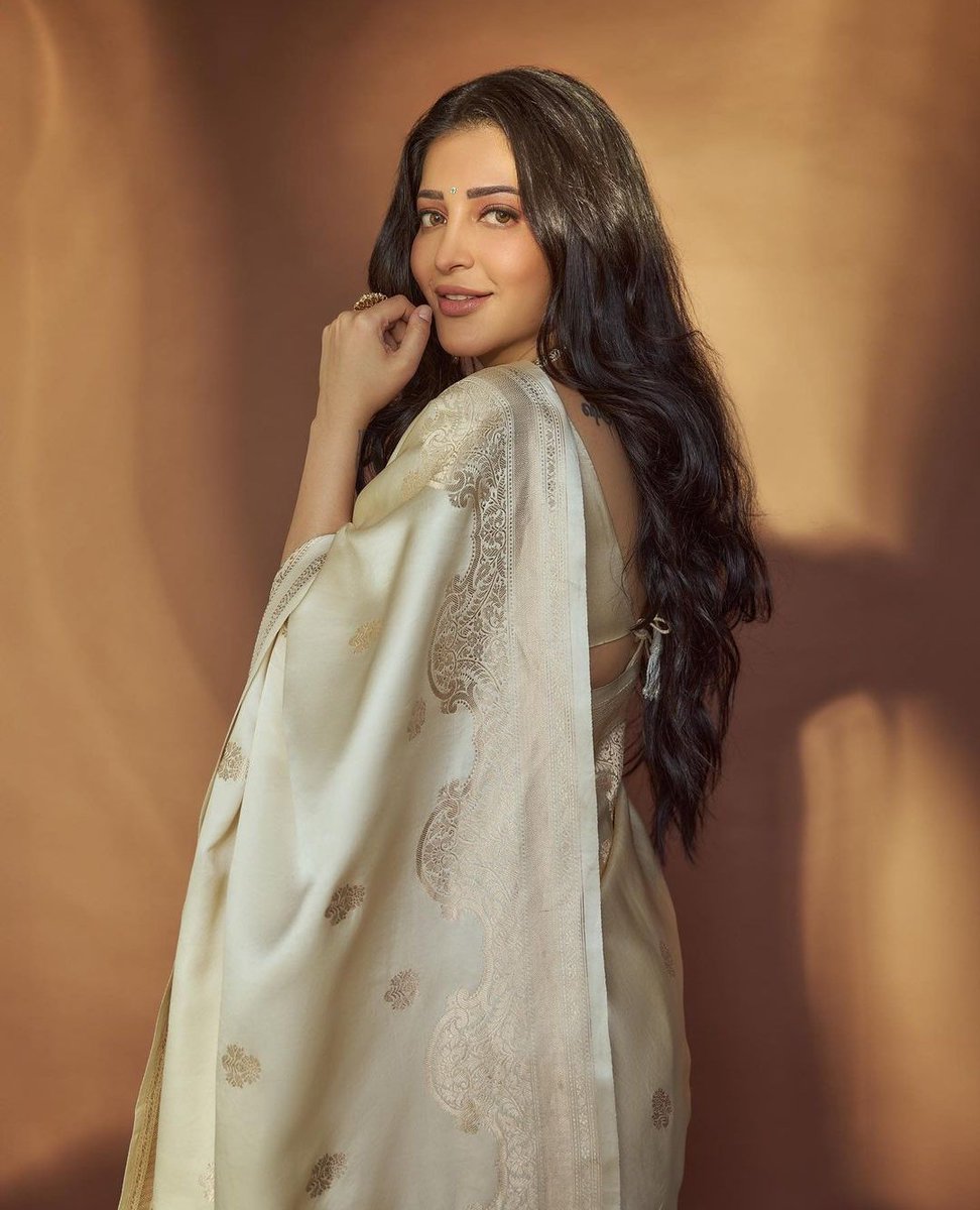 #ShrutiHaasan
               Saree 🥵