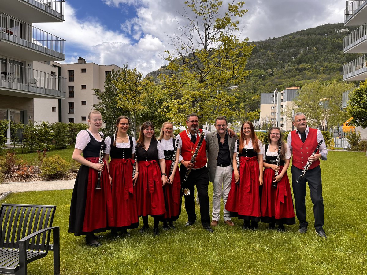 VilleBriancon's tweet photo. Ce week-end nous célébrons les 50 ans du jumelage entre Rosenheim et Briançon. Pour l’occasion, l’orchestre symphonique de Rosenheim est venu jouer pour les aînés de Briançon ce matin, un grand merci à eux ! https://t.co/2lHEAMYvza