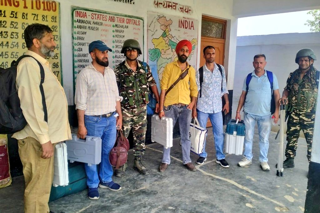 #SSB troops moved to polling stations for the #6thPhase of #LokSabhaElection2024 in Rajouri, J&K, reinforcing the commitment to uphold electoral integrity. @HMOIndia @PIBHomeAffairs @ECISVEEP @ANI @JmuKmrPolice #GPE2024 #DeshKaParv #GeneralElections2024