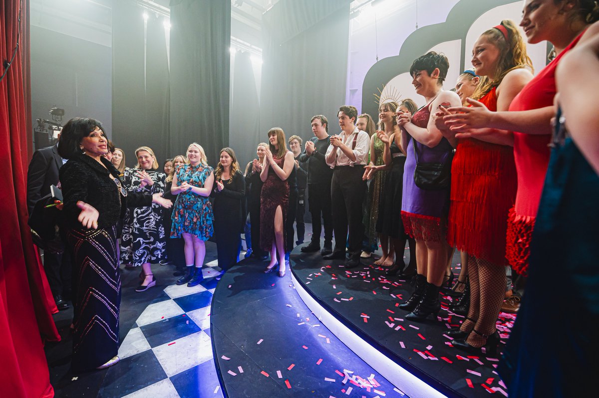 RWCMD's tweet photo. 1/2
Hey @shirleybassey, spend a little time with #RWCMD? 🤔😉🎶

#RWCMDFellow and friend Dame Shirley Bassey returned home to Cardiff this week to attend the premiere of #RWCMDMusicalTheatre students’ production of ‘Sweet Charity’ 👇👇

https://t.co/27ybzYhooN https://t.co/qtQXhDxJ2Y
